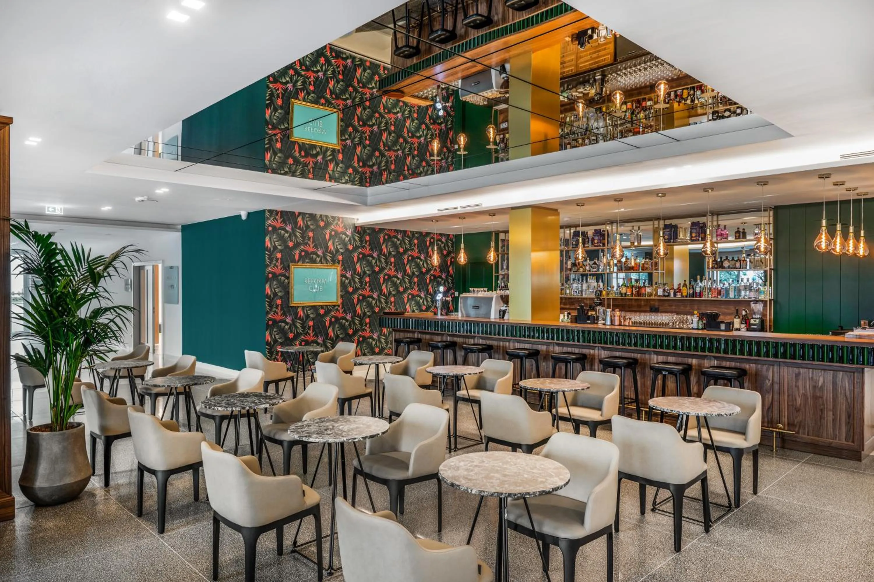 Lounge or bar in Mövenpick Balaland Resort Lake Balaton