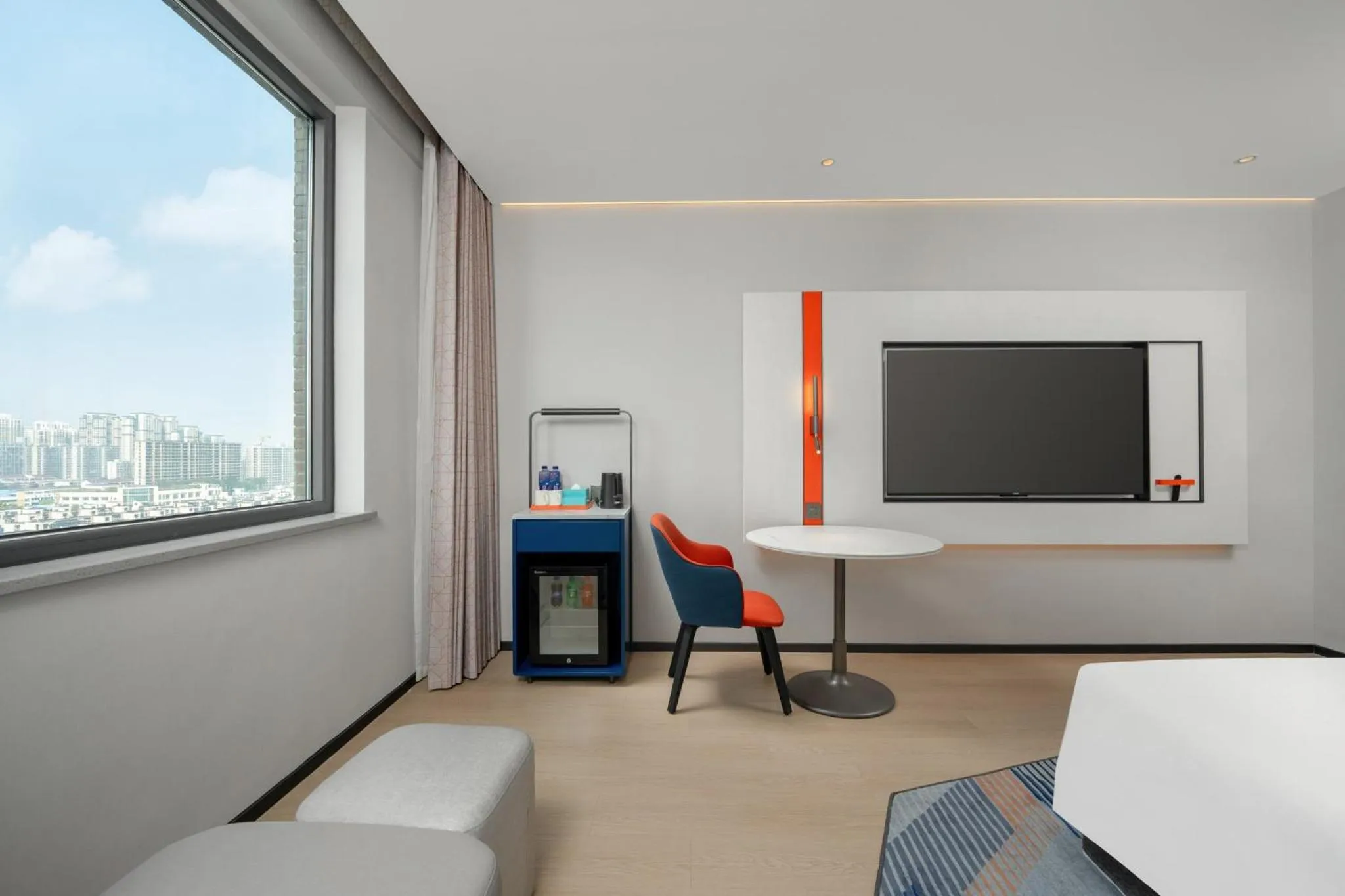 Photo of the whole room in Holiday Inn Express Zhengzhou Nongye Road by IHG