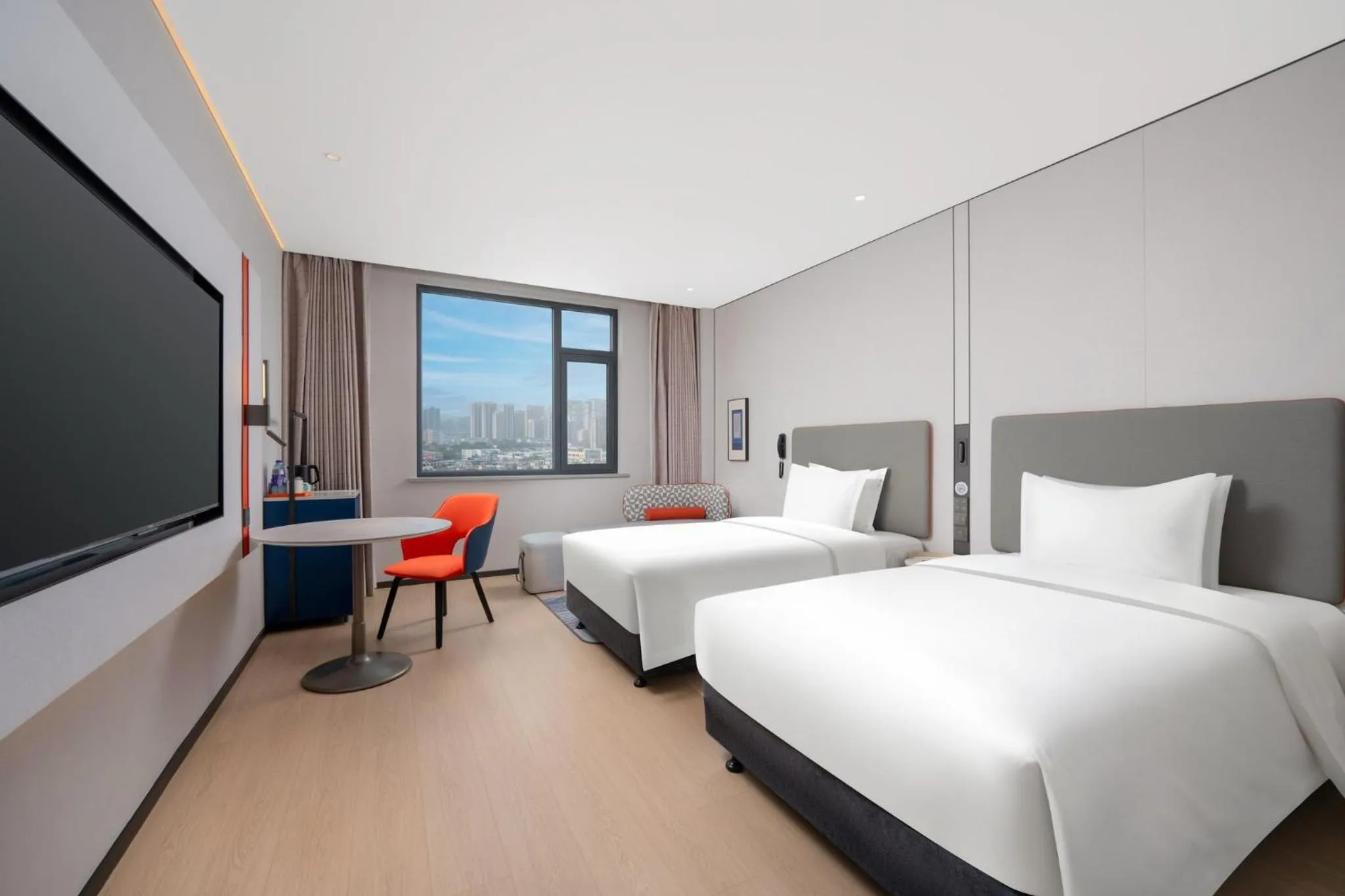 Photo of the whole room, Bed in Holiday Inn Express Zhengzhou Nongye Road by IHG