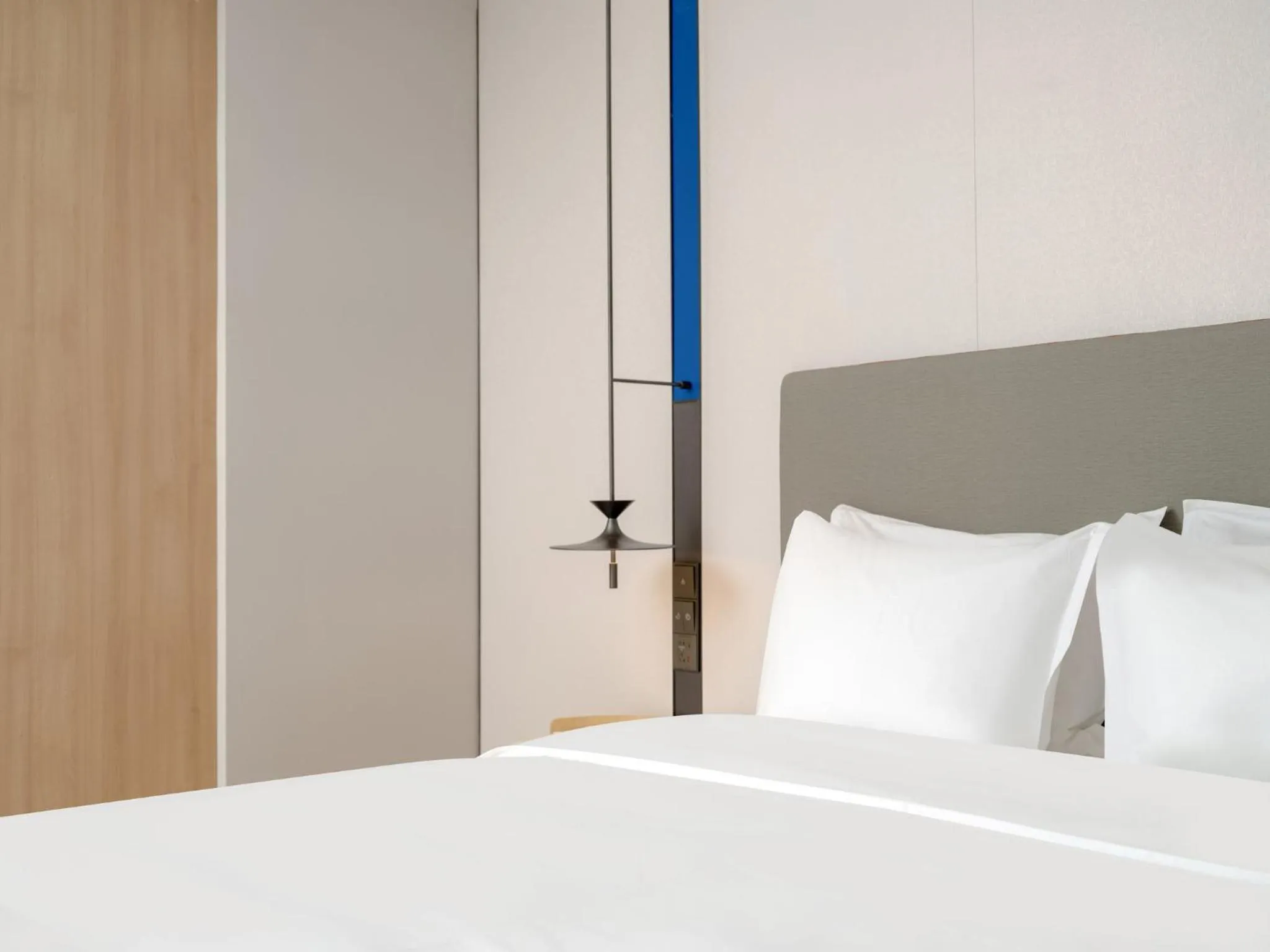 Photo of the whole room, Bed in Holiday Inn Express Zhengzhou Nongye Road by IHG