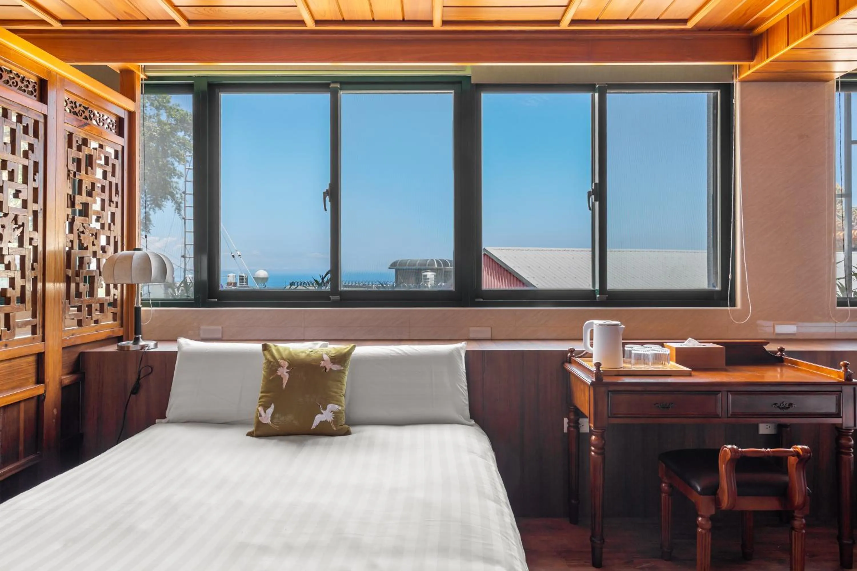 Bed in Jiufen The Dragon B&B