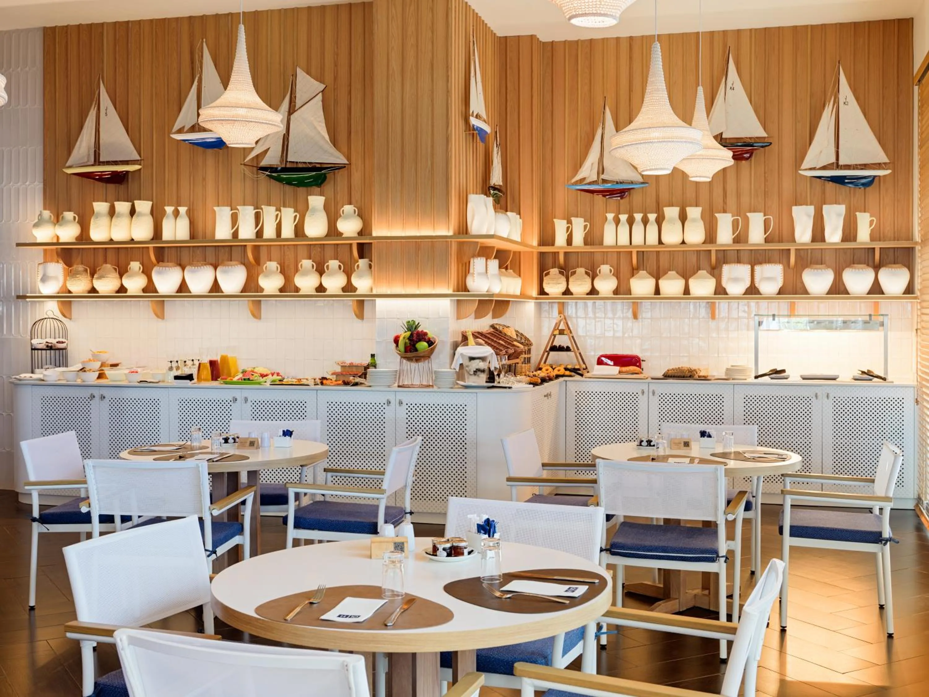 Restaurant/places to eat in H10 Estepona Palace