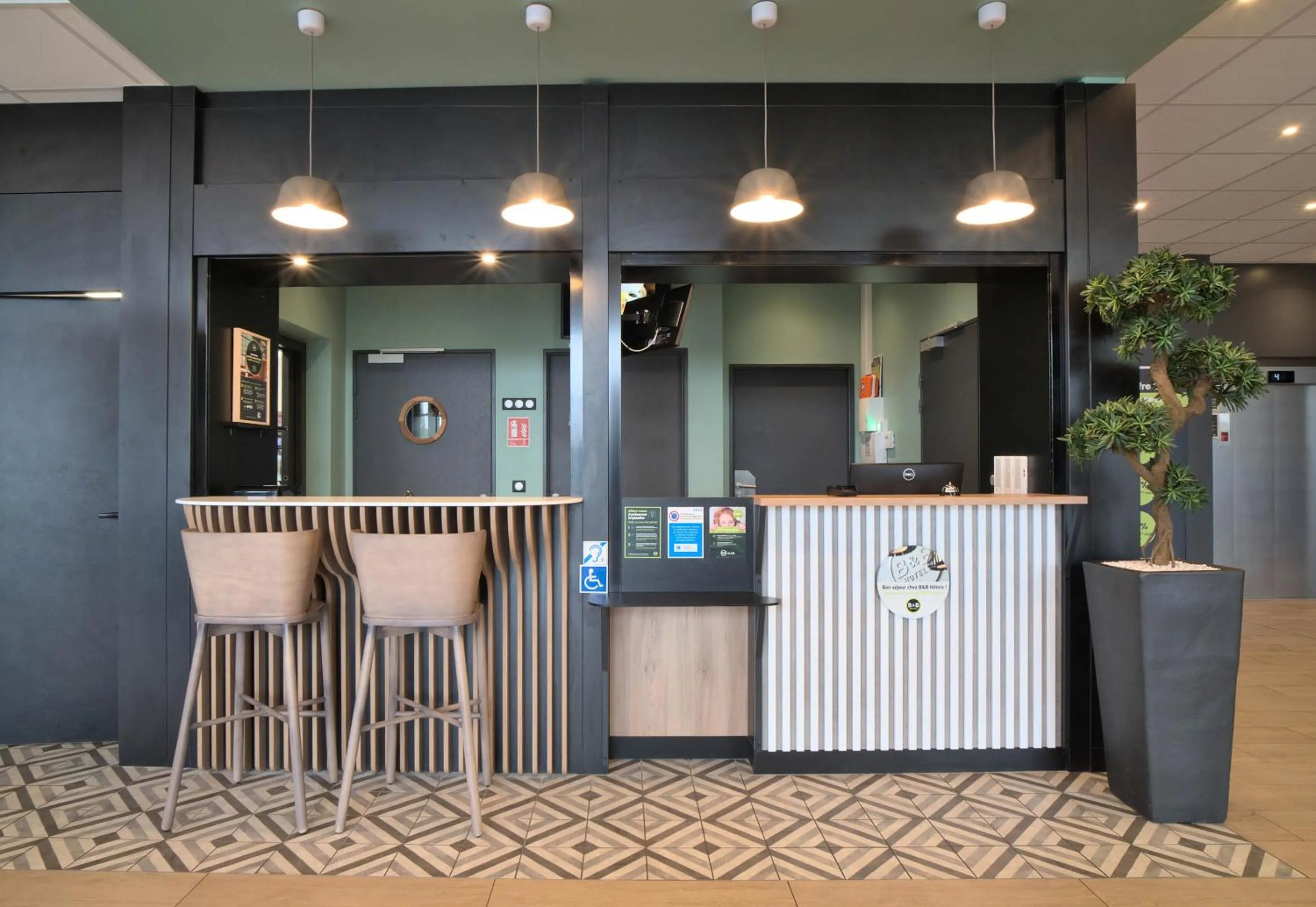 Lounge or bar in B&B HOTEL Dreux Nord