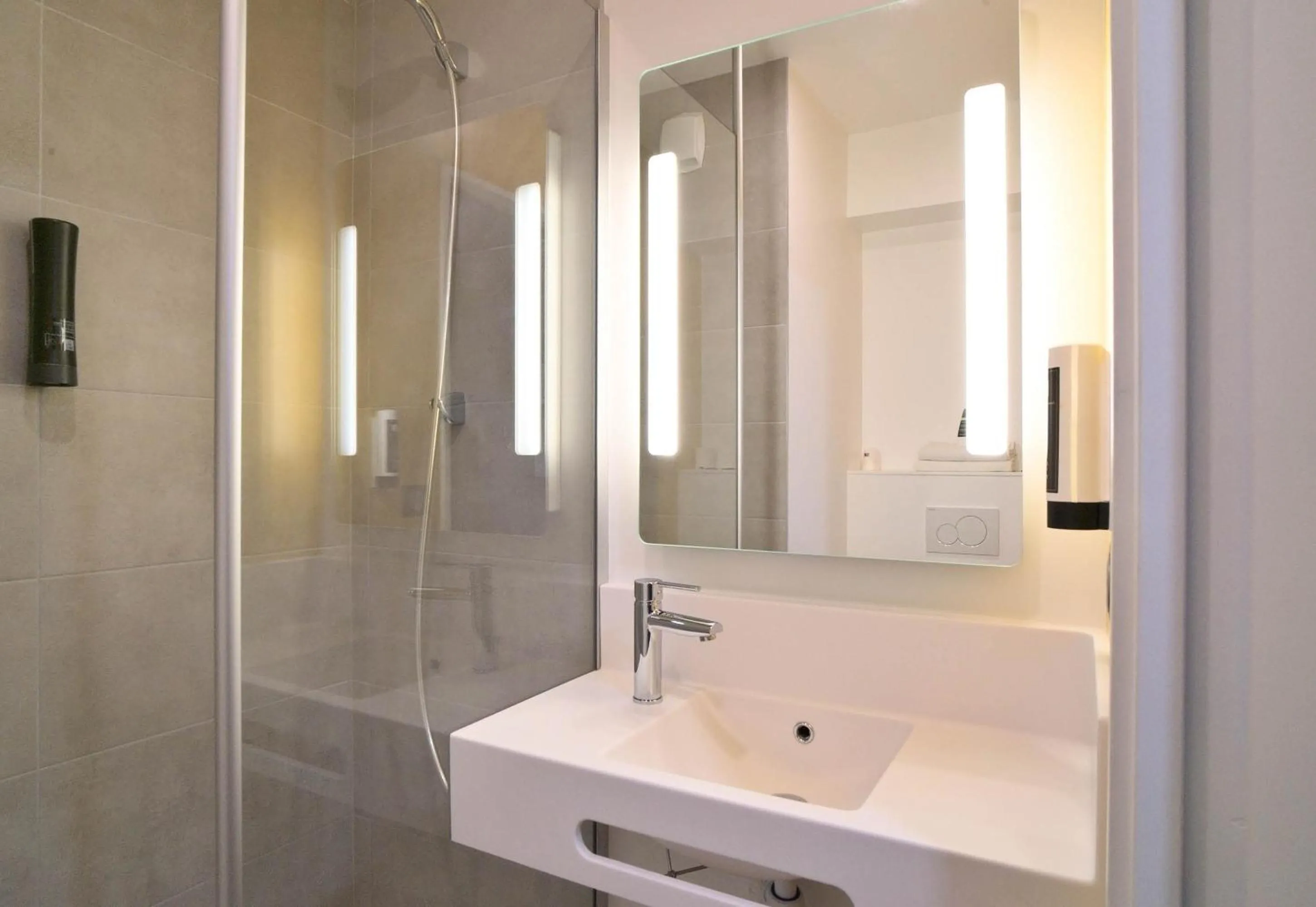 Bathroom in B&B HOTEL Dreux Nord