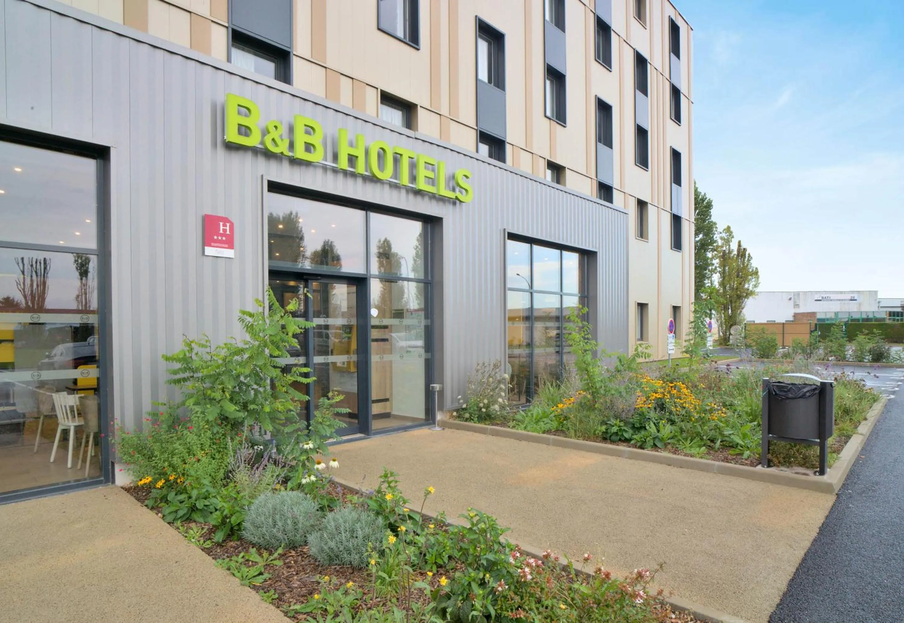Facade/entrance in B&B HOTEL Dreux Nord