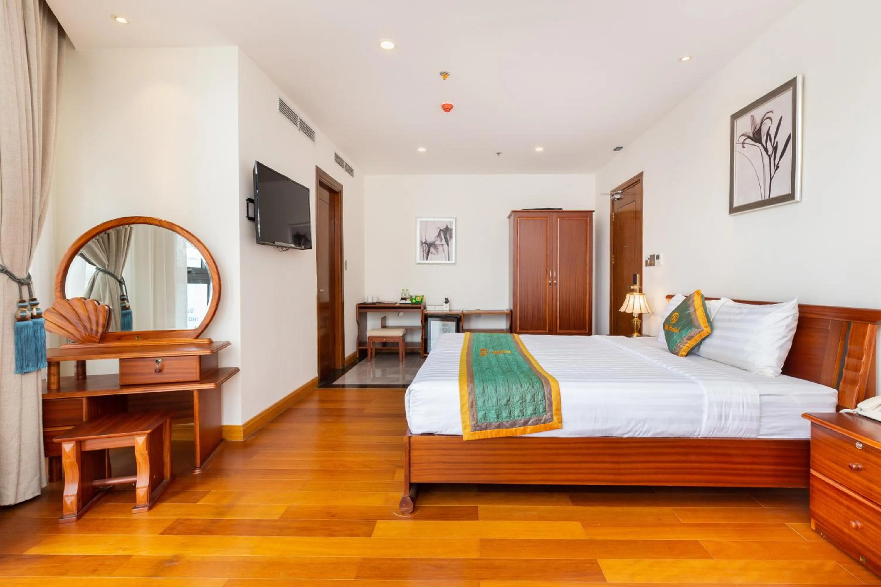 Photo of the whole room, Bed in Silk Hong Ha airport hotel