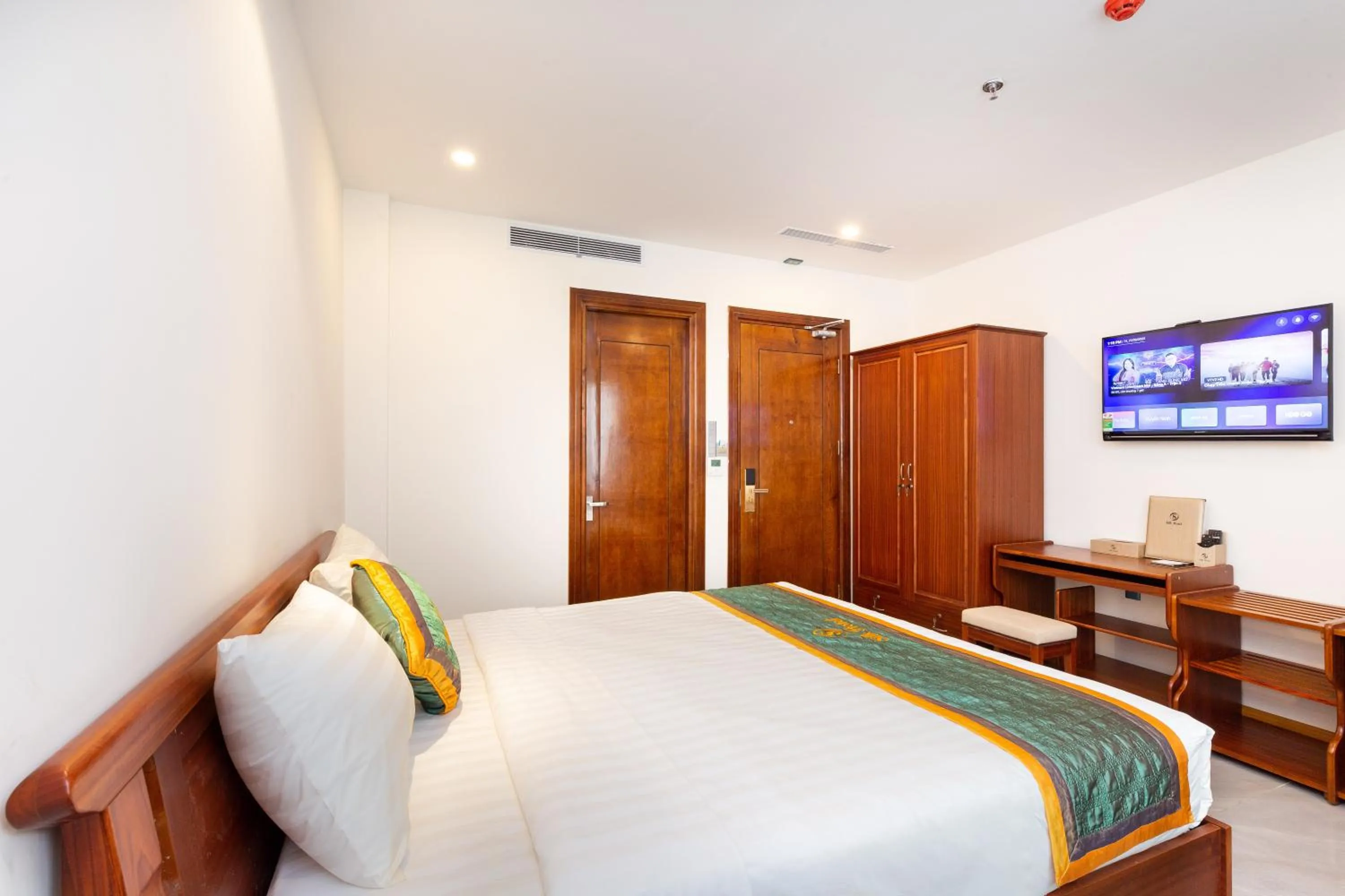 Photo of the whole room, Bed in Silk Hong Ha airport hotel