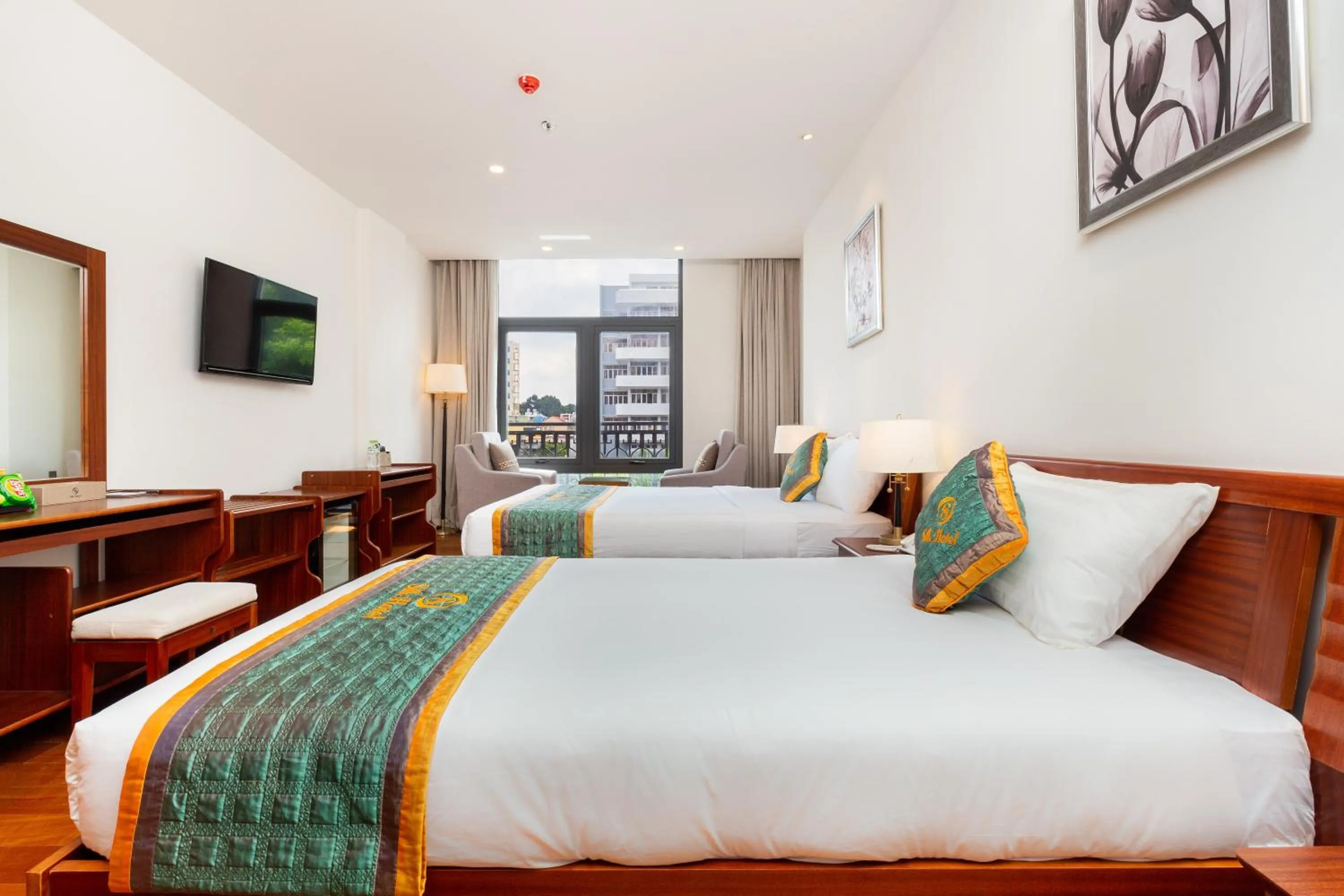 Photo of the whole room, Bed in Silk Hong Ha airport hotel