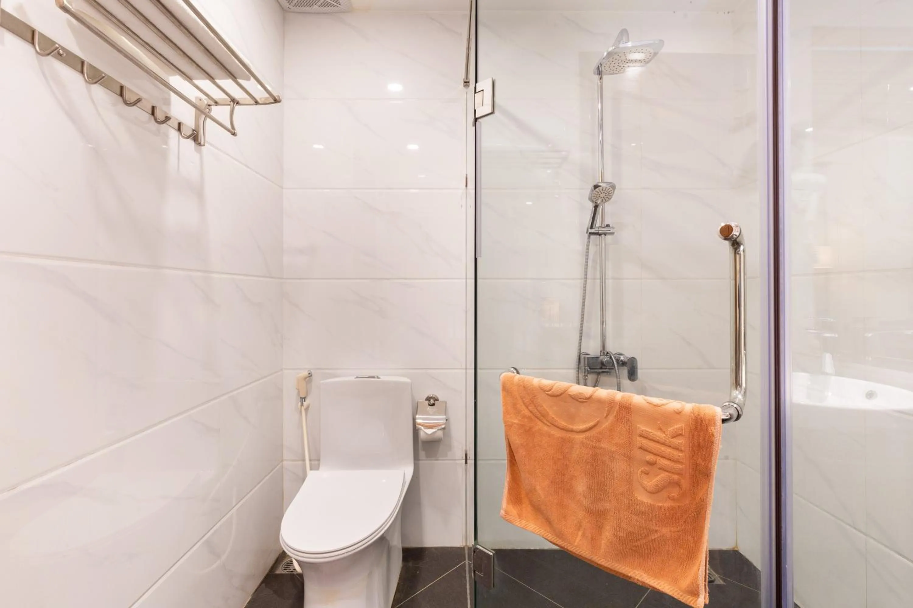 Bathroom in Silk Hong Ha airport hotel