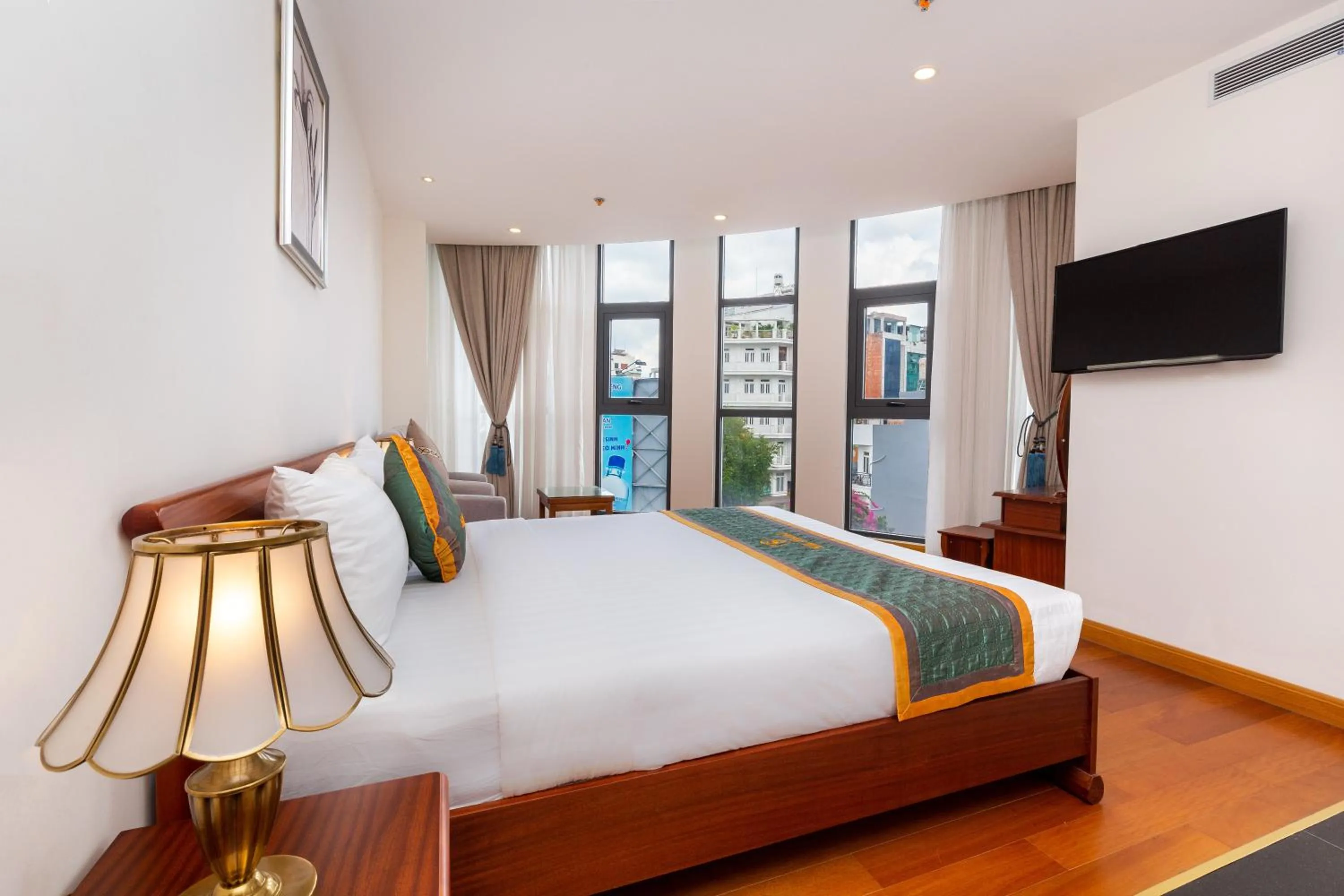 Photo of the whole room, Bed in Silk Hong Ha airport hotel