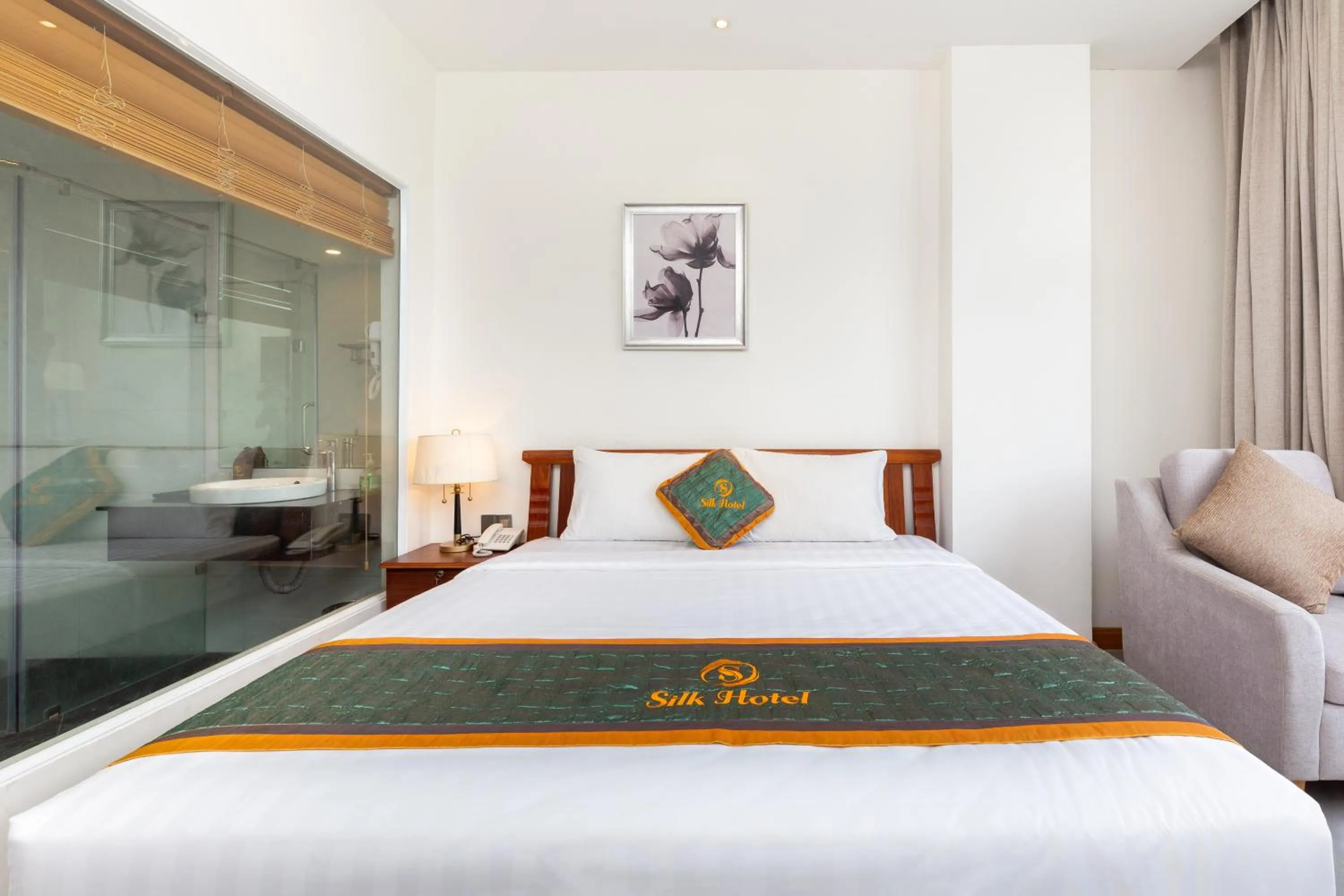 Bed in Silk Hong Ha airport hotel