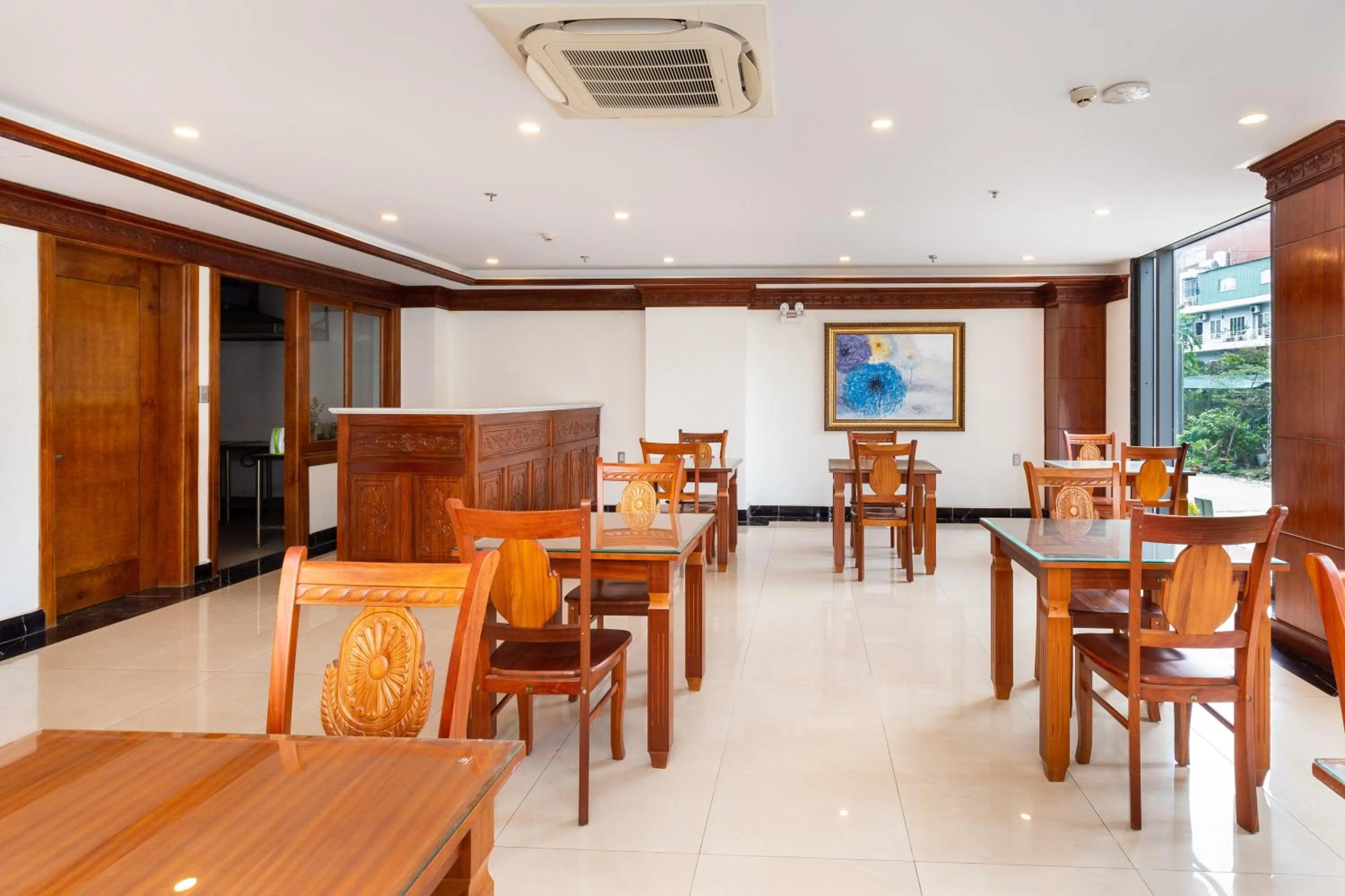 Restaurant/places to eat in Silk Hong Ha airport hotel