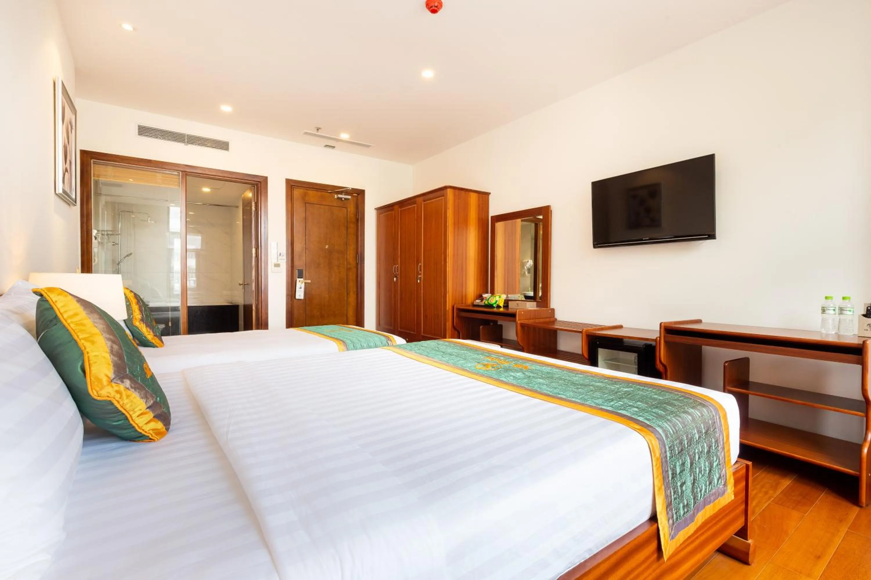 Photo of the whole room, Bed in Silk Hong Ha airport hotel