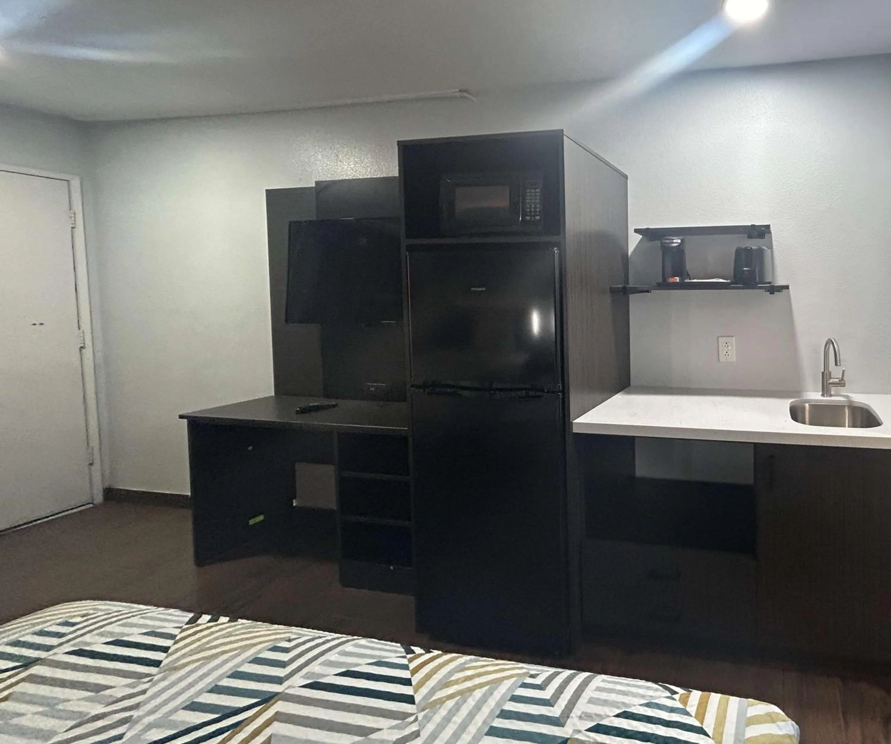 Photo of the whole room, Bed in California Budget Motel