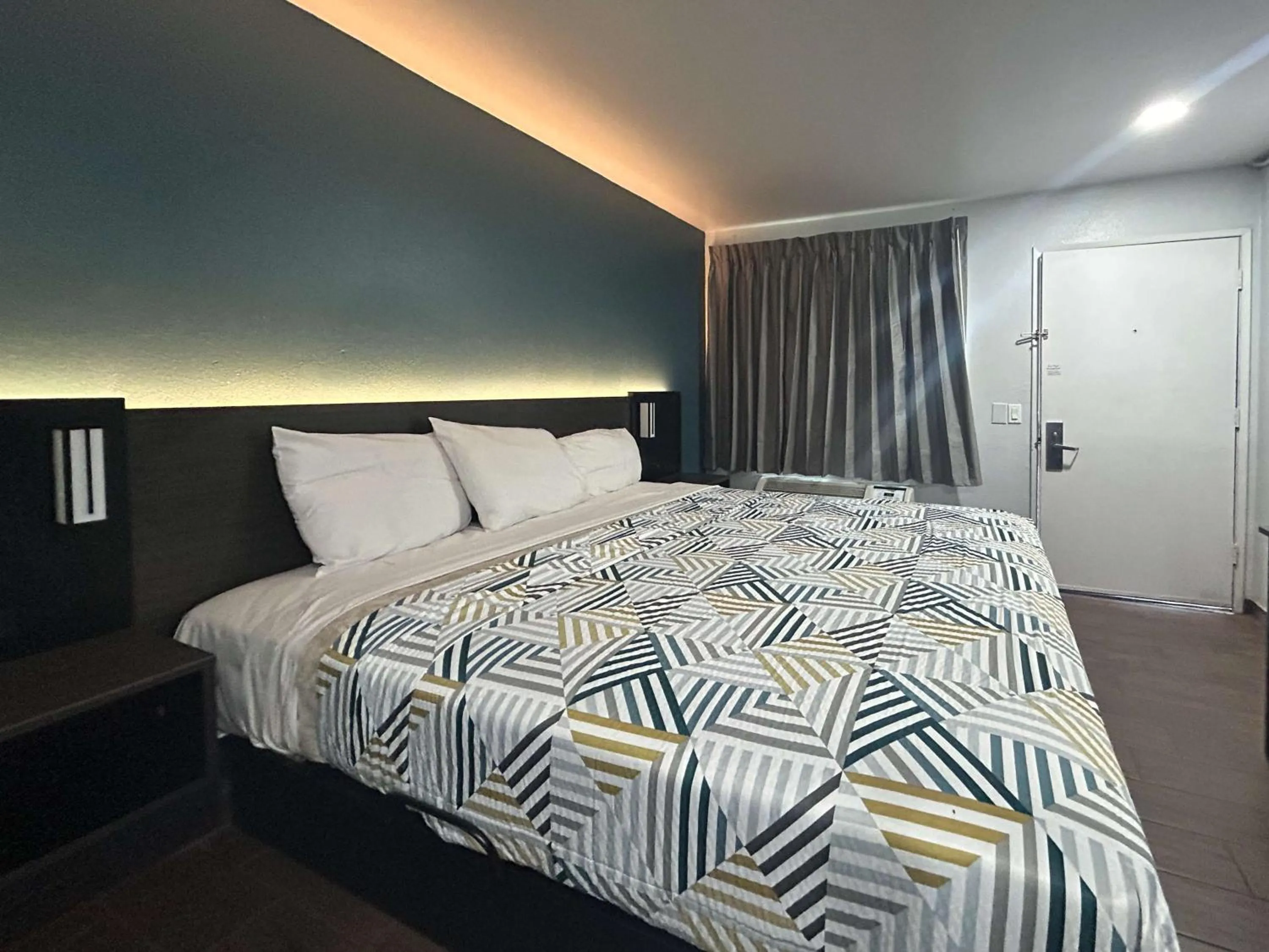 Photo of the whole room, Bed in California Budget Motel