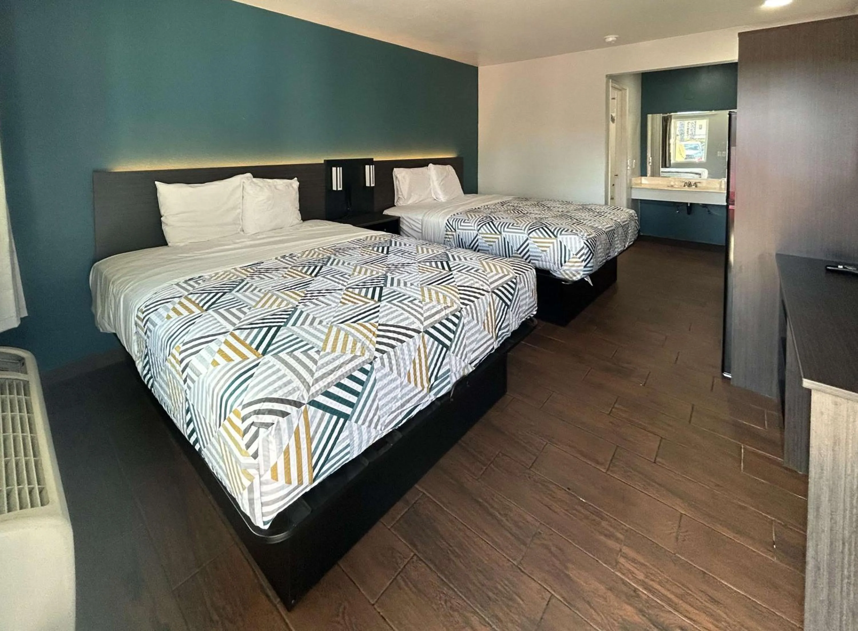 Photo of the whole room, Bed in California Budget Motel