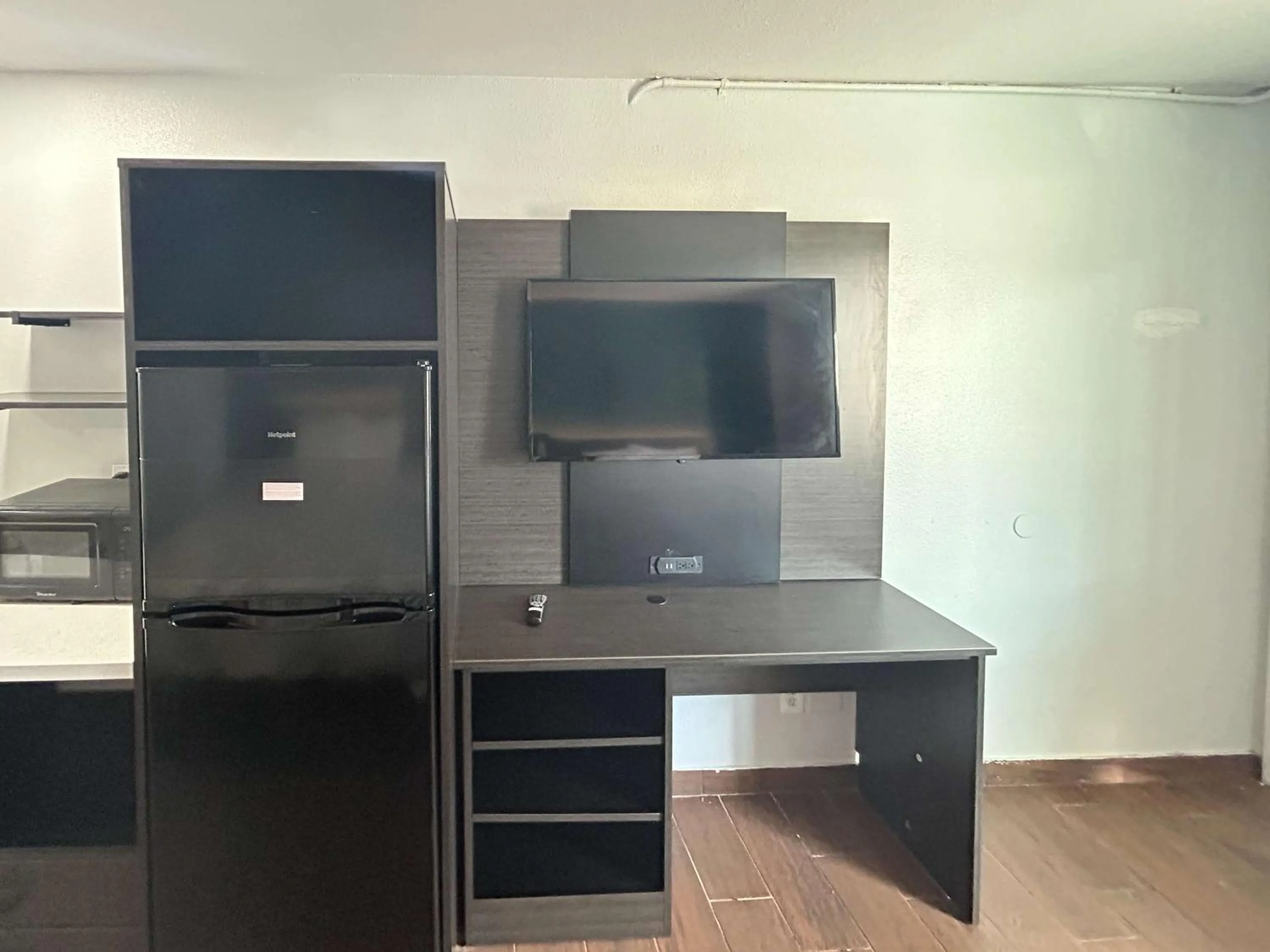 Photo of the whole room in California Budget Motel