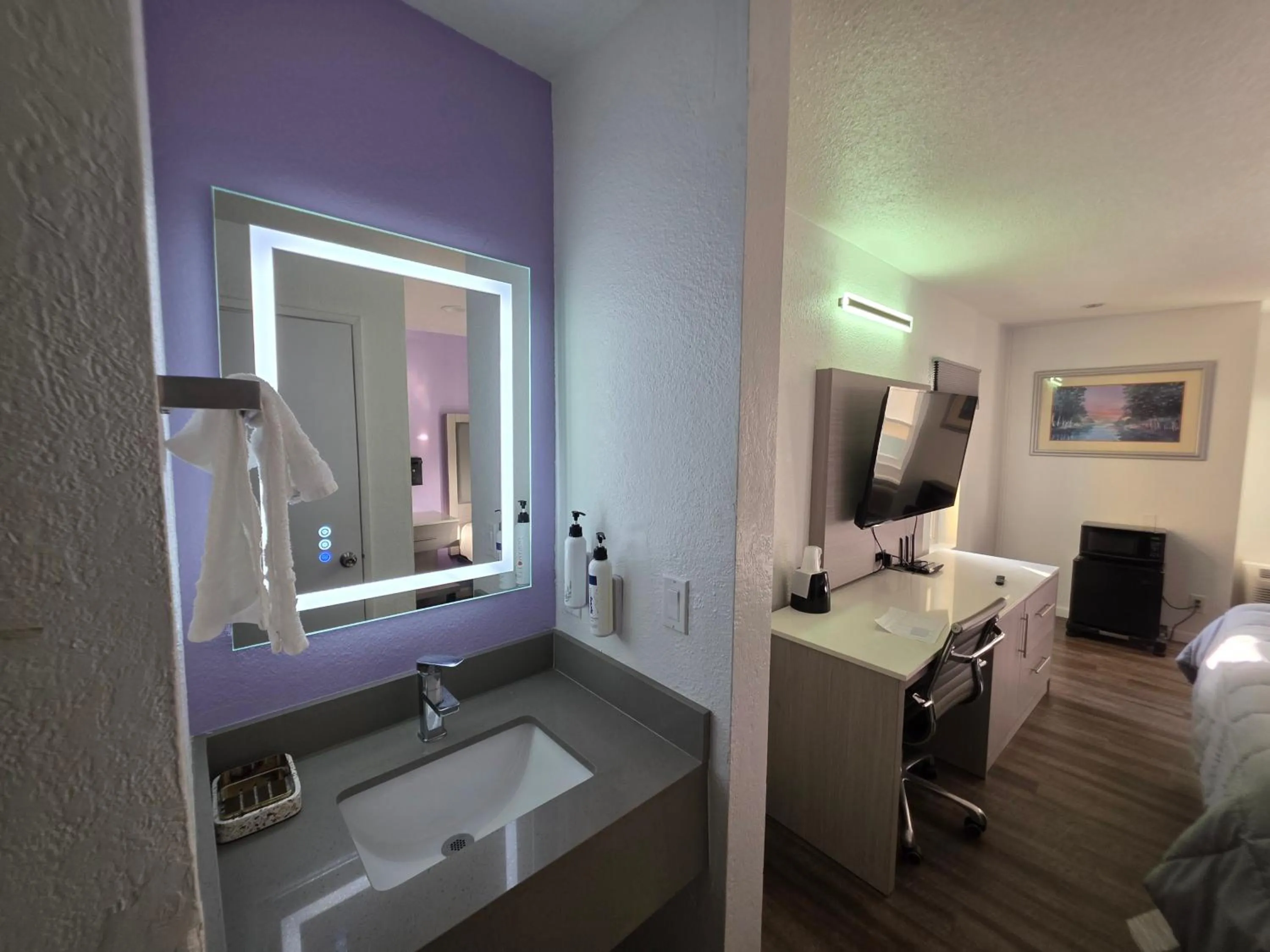 Bedroom, Bed in The Aqua Pacific Hotel