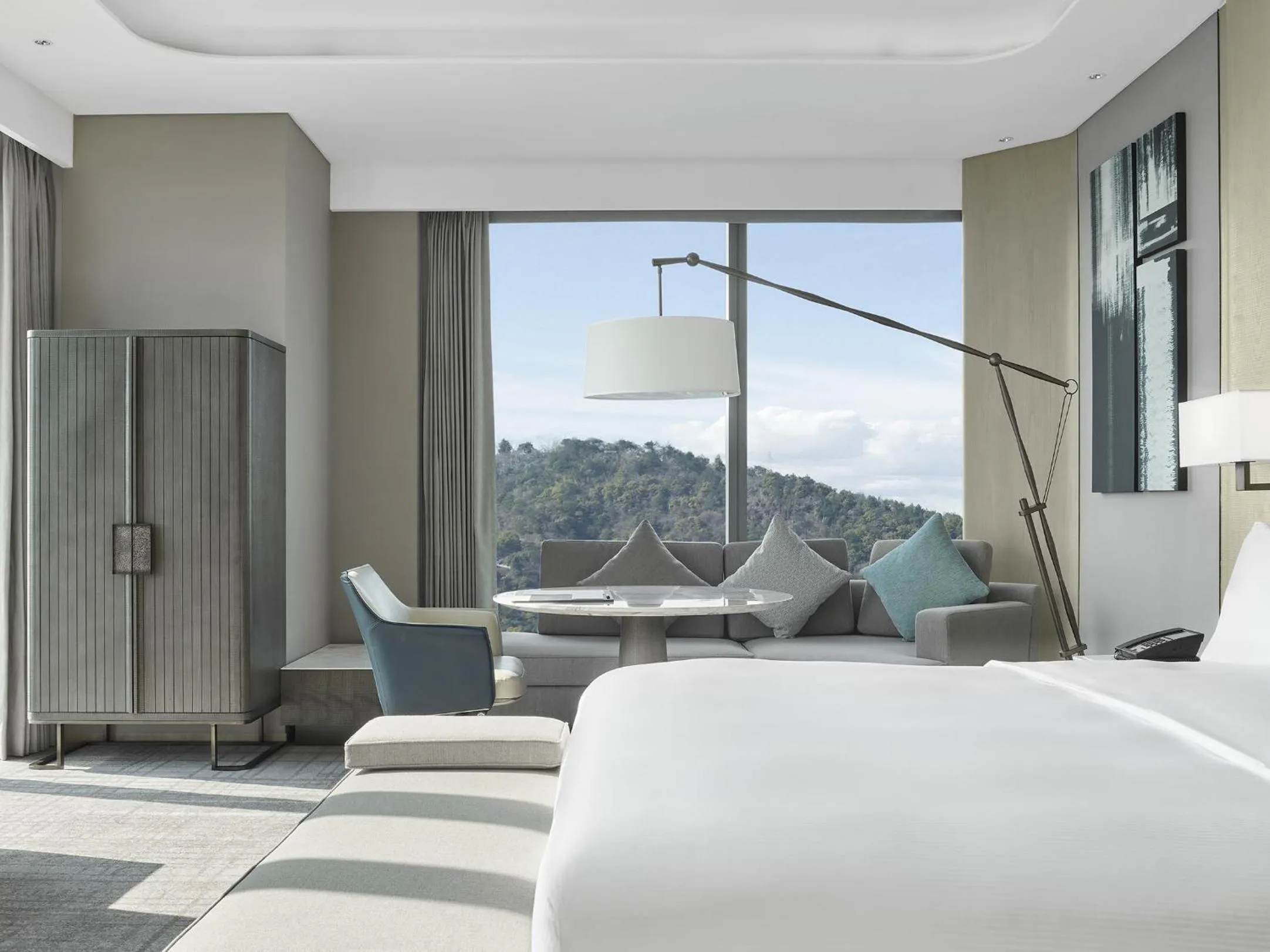 Photo of the whole room, Bed in Hilton Zhuji