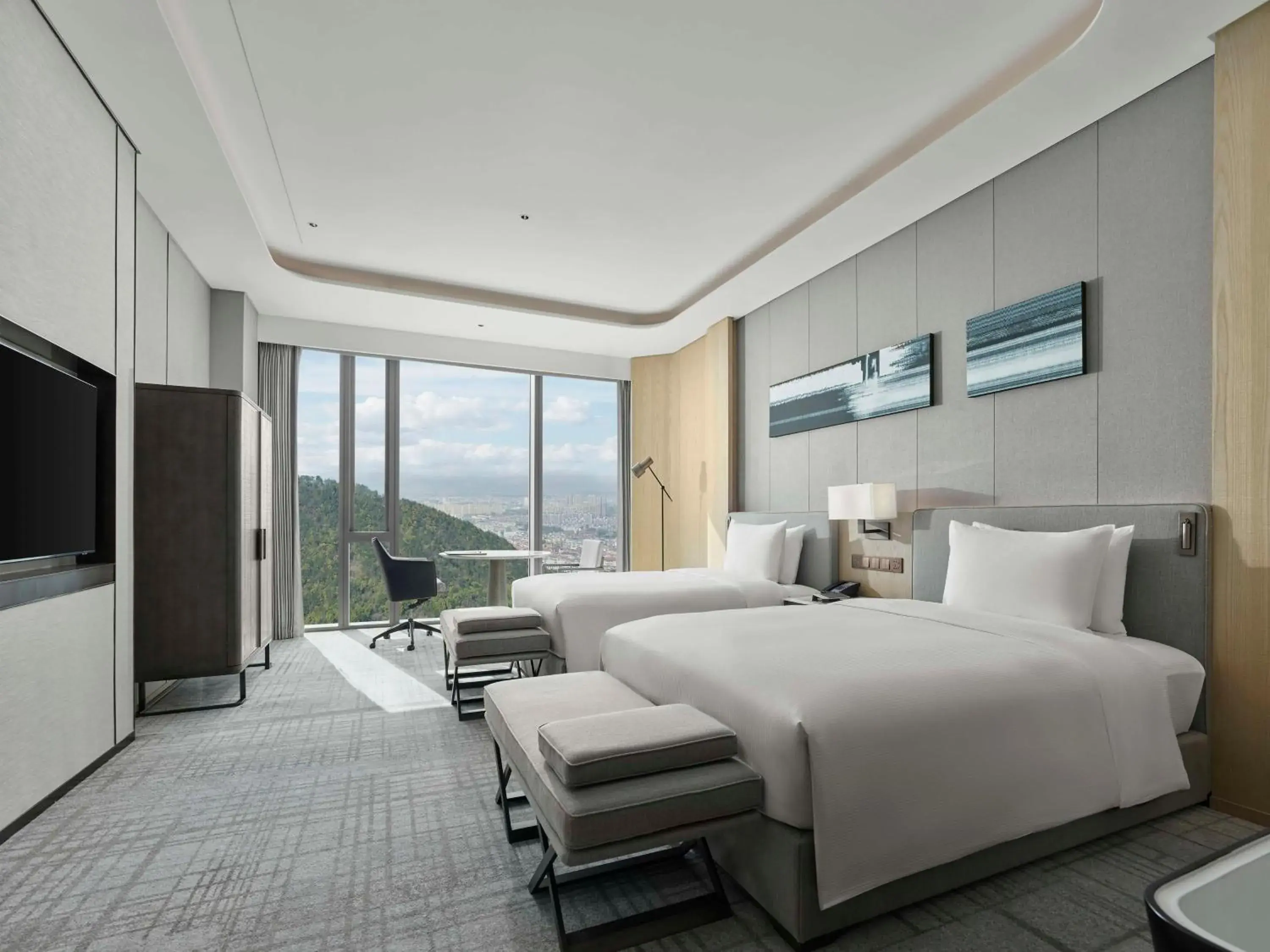 Deluxe Twin Room with Mountain View in Hilton Zhuji Deluxe Twin Room with Mountain View in Hilton Zhuji