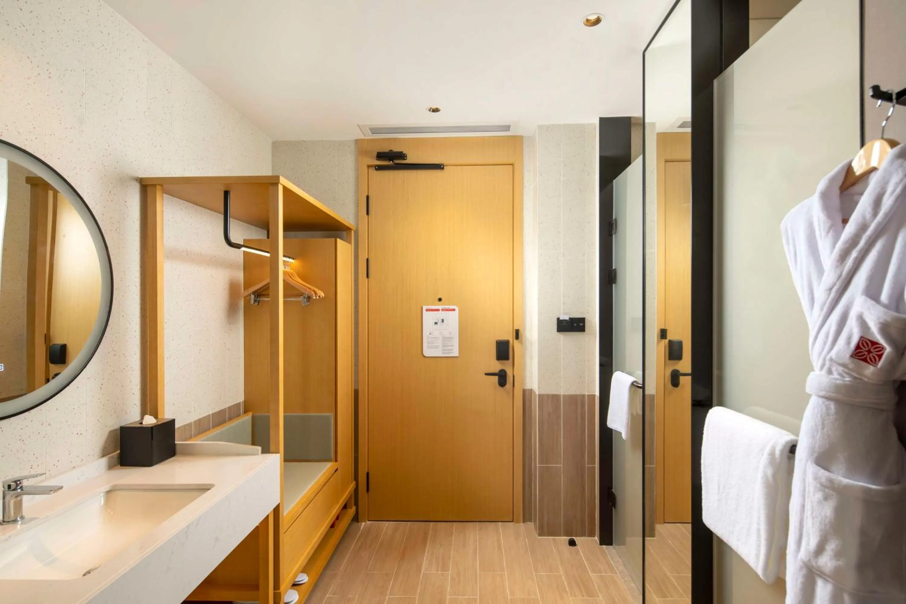 Bathroom, Bed in Hilton Garden Inn Shenzhen Airport,Enjoy 24-hour one way free delivery from hotel to Shenzhen Baoan Airport on the hour