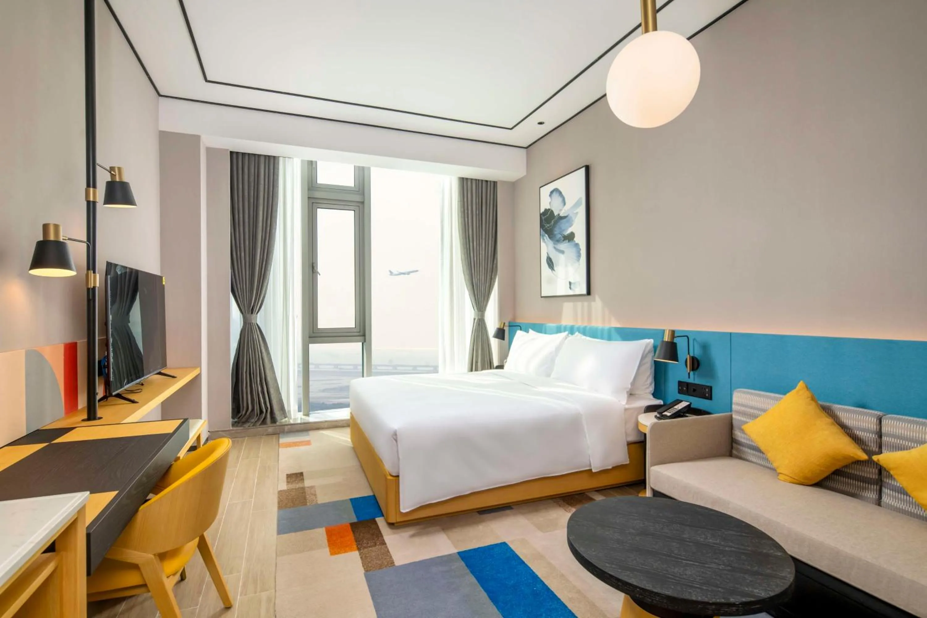 King Room in Hilton Garden Inn Shenzhen Airport,Enjoy 24-hour one way free delivery from hotel to Shenzhen Baoan Airport on the hour