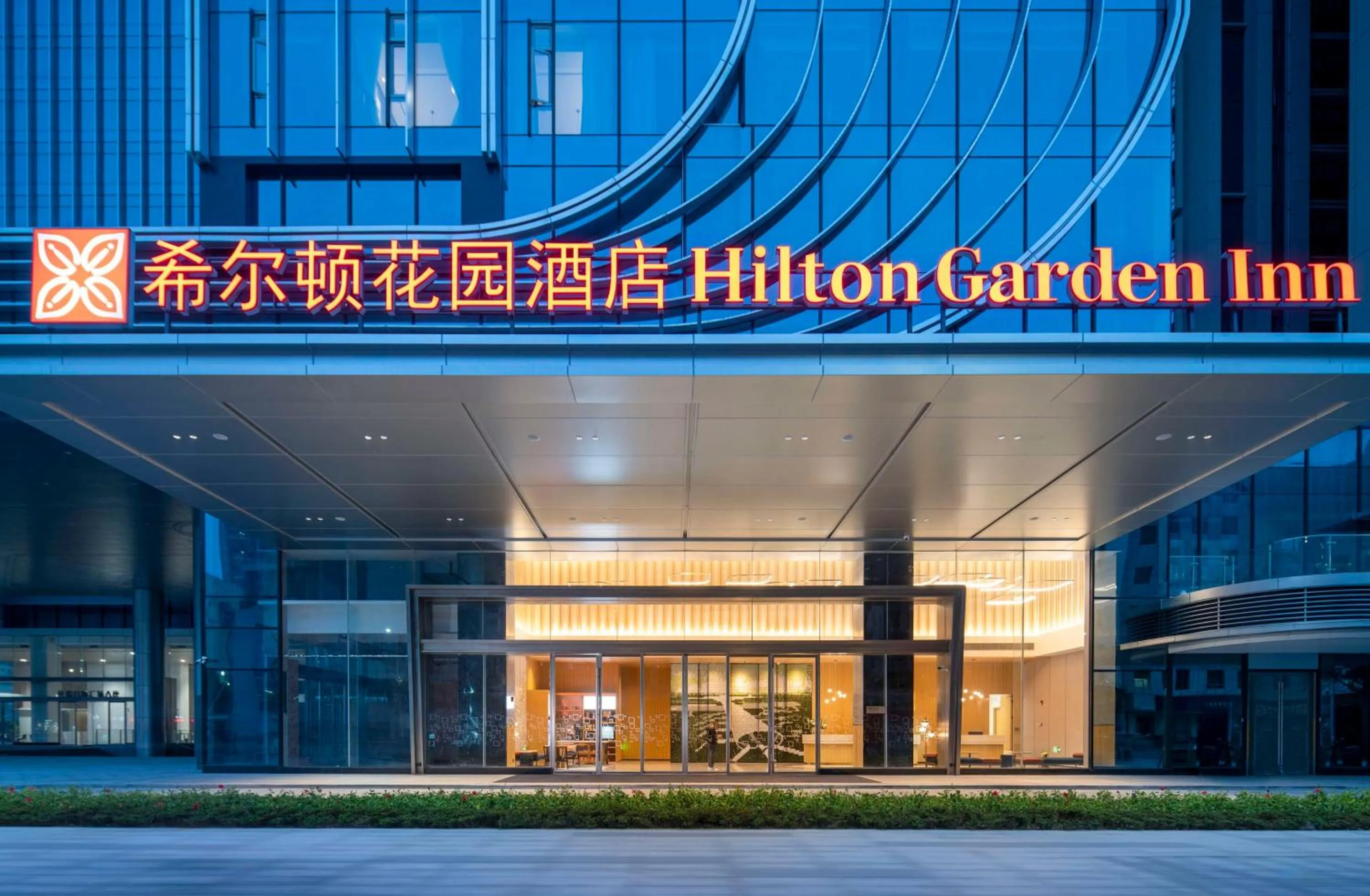 Property building in Hilton Garden Inn Shenzhen Airport,Enjoy 24-hour one way free delivery from hotel to Shenzhen Baoan Airport on the hour