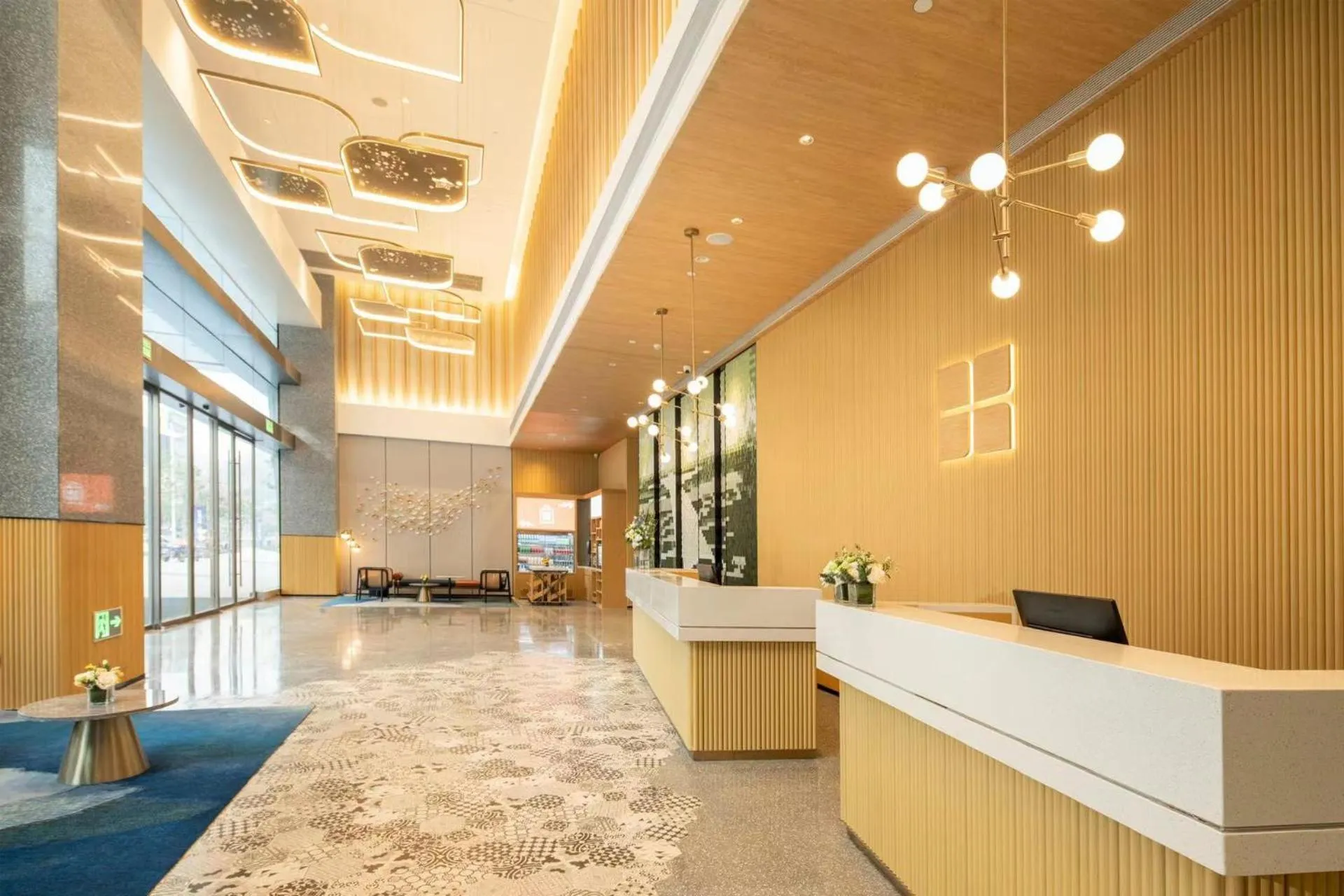 Lobby or reception in Hilton Garden Inn Shenzhen Airport,Enjoy 24-hour one way free delivery from hotel to Shenzhen Baoan Airport on the hour