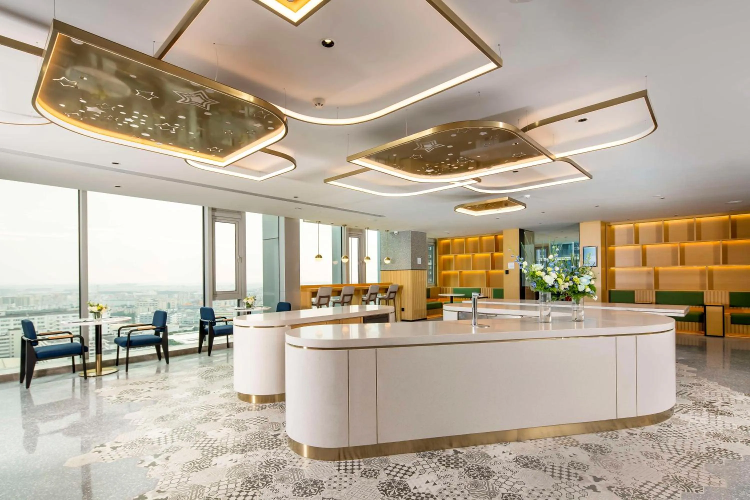 Lounge or bar in Hilton Garden Inn Shenzhen Airport,Enjoy 24-hour one way free delivery from hotel to Shenzhen Baoan Airport on the hour