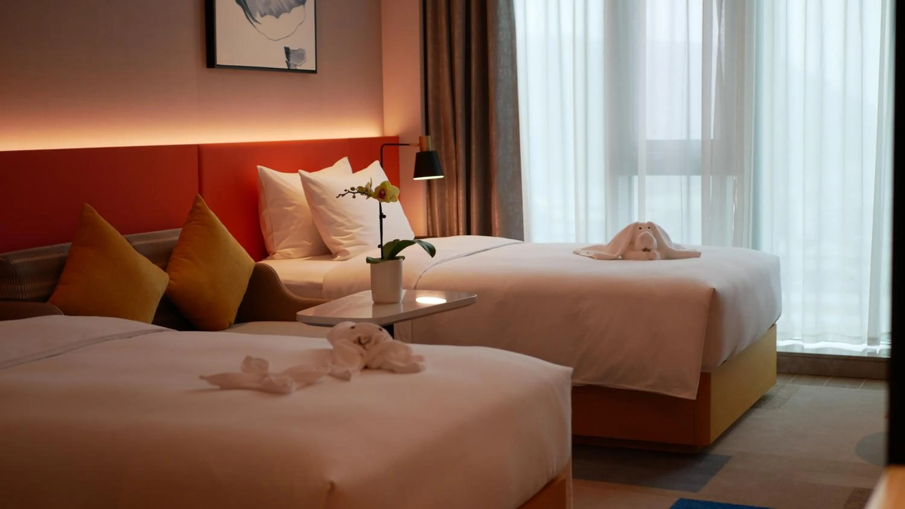 Photo of the whole room, Bed in Hilton Garden Inn Shenzhen Airport,Enjoy 24-hour one way free delivery from hotel to Shenzhen Baoan Airport on the hour