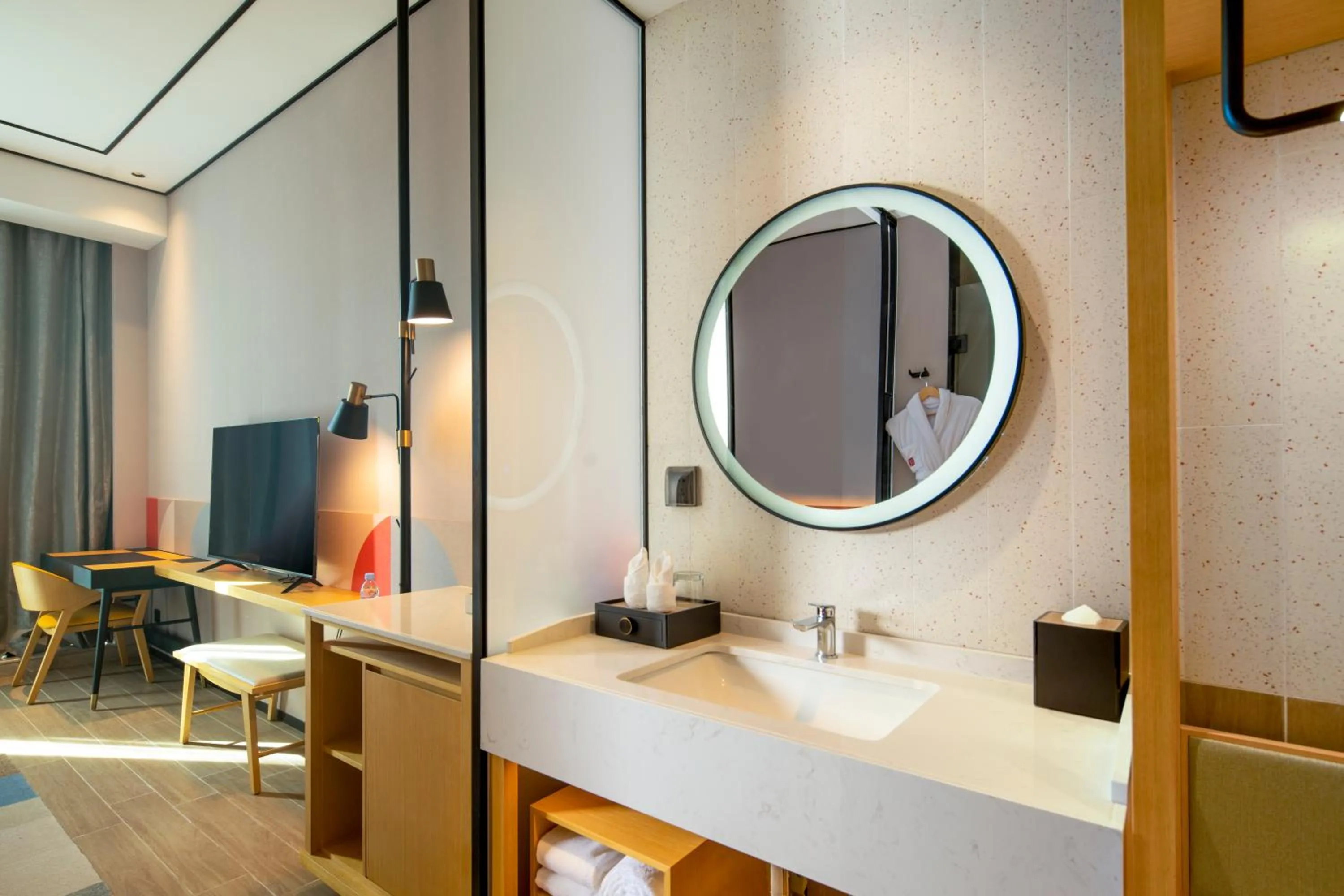 Bathroom in Hilton Garden Inn Shenzhen Airport,Enjoy 24-hour one way free delivery from hotel to Shenzhen Baoan Airport on the hour
