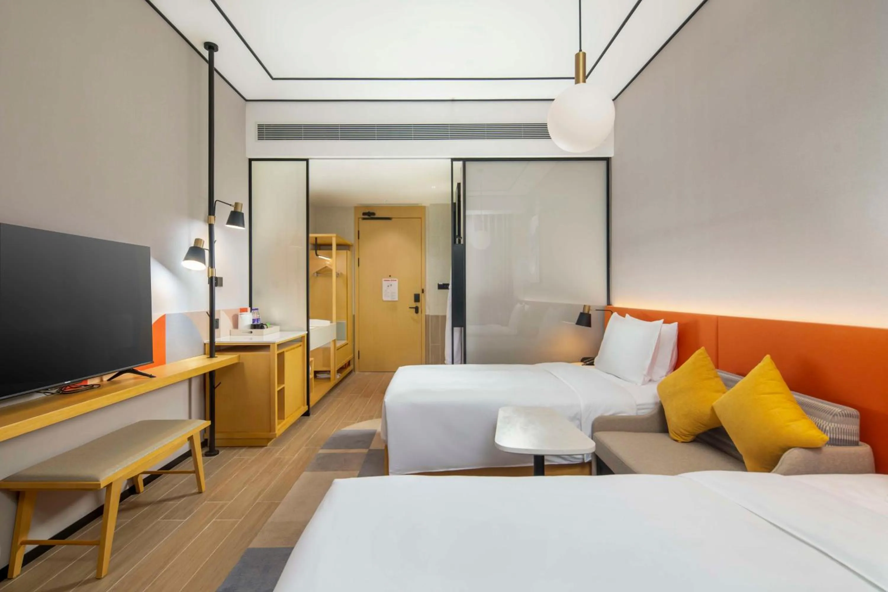 Bed in Hilton Garden Inn Shenzhen Airport,Enjoy 24-hour one way free delivery from hotel to Shenzhen Baoan Airport on the hour