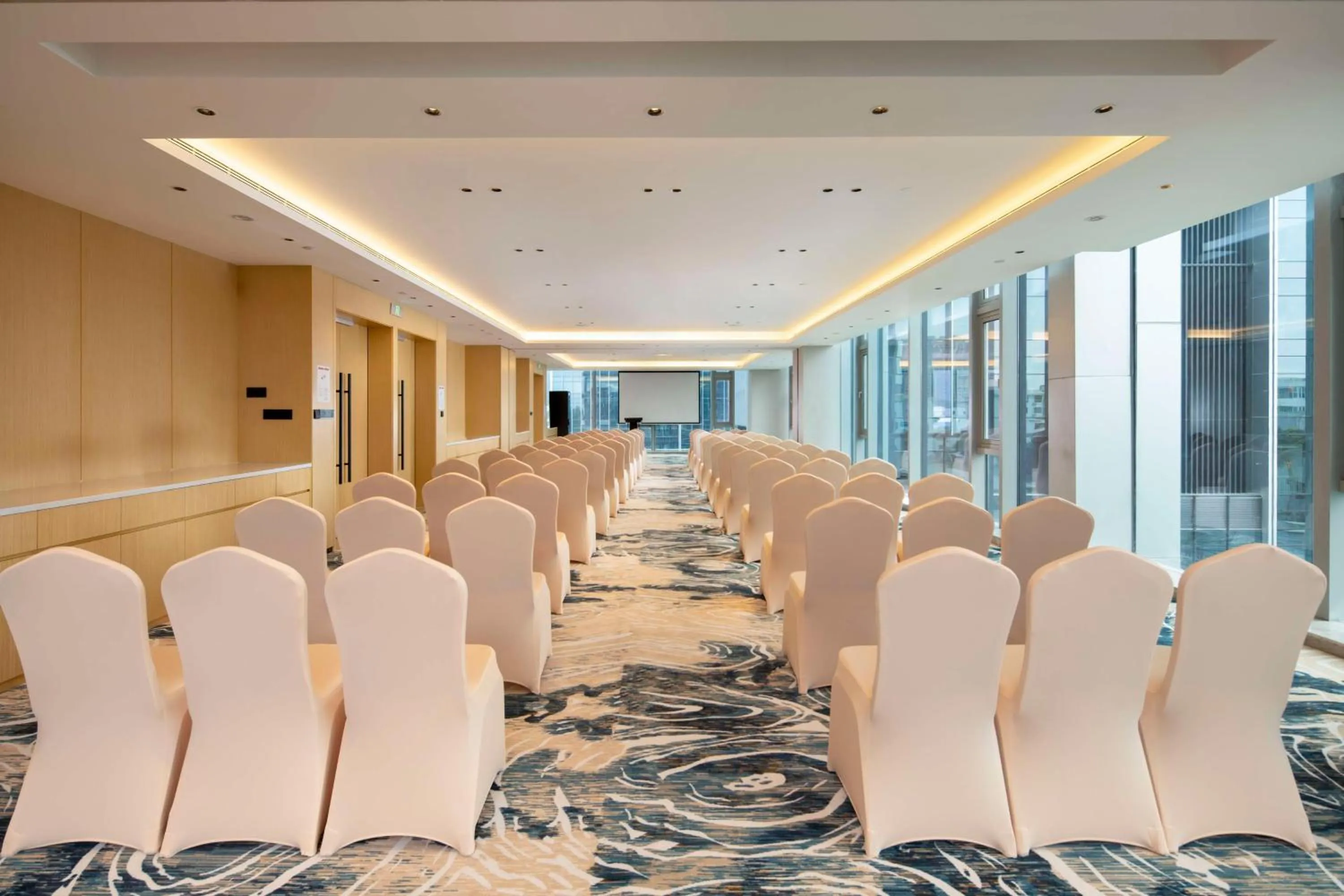Meeting/conference room in Hilton Garden Inn Shenzhen Airport,Enjoy 24-hour one way free delivery from hotel to Shenzhen Baoan Airport on the hour