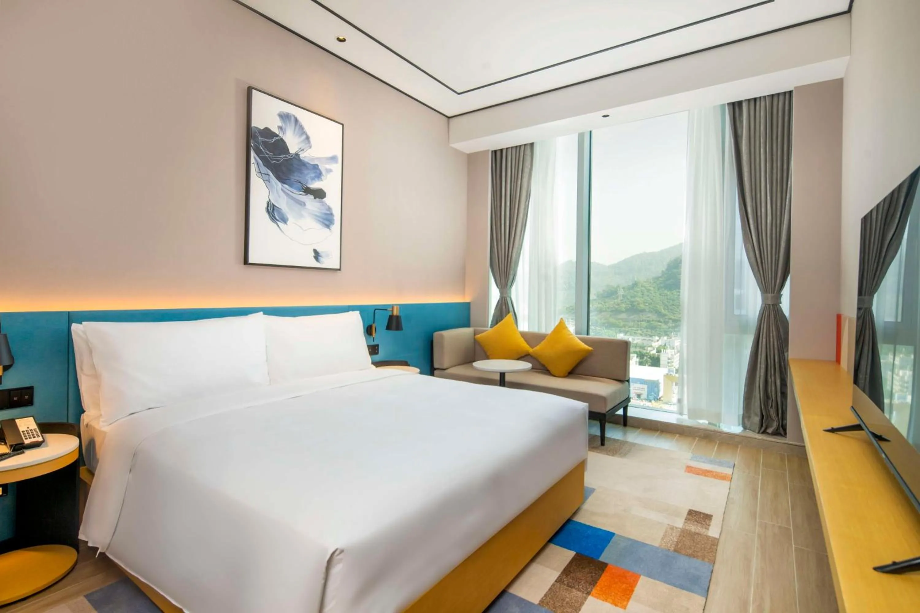 TV and multimedia, Bed in Hilton Garden Inn Shenzhen Airport,Enjoy 24-hour one way free delivery from hotel to Shenzhen Baoan Airport on the hour