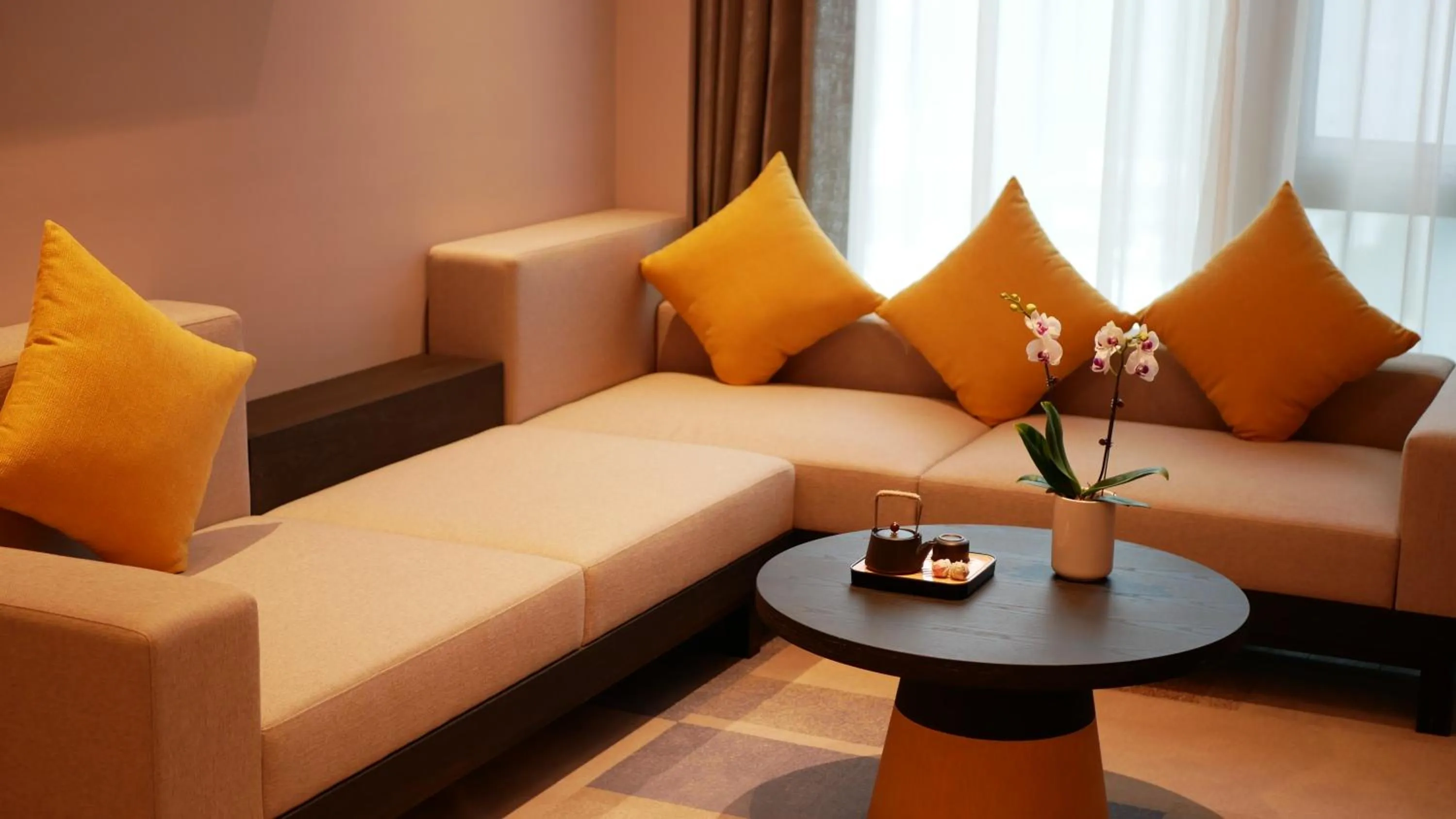 Living room in Hilton Garden Inn Shenzhen Airport,Enjoy 24-hour one way free delivery from hotel to Shenzhen Baoan Airport on the hour