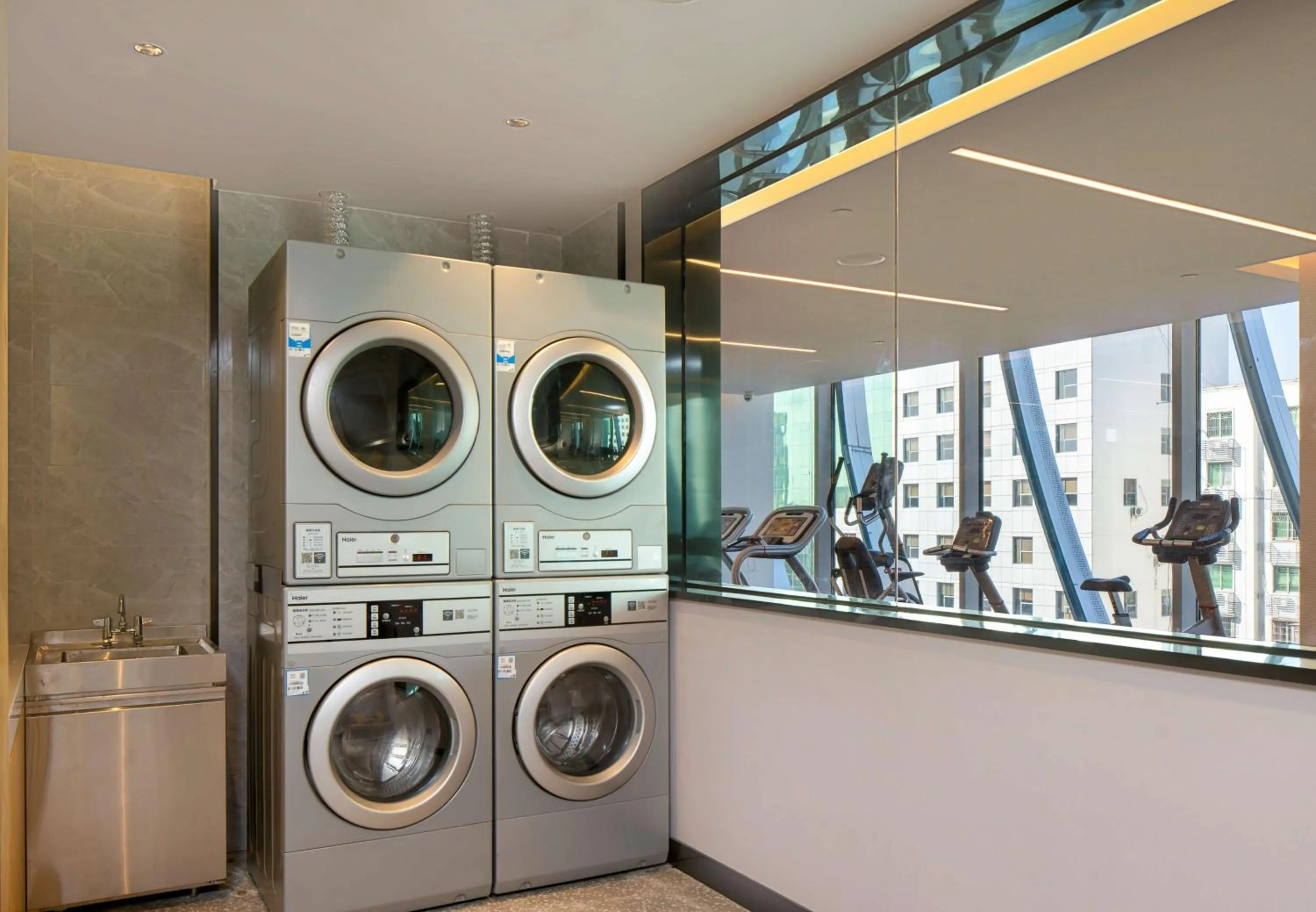 Property building in Hilton Garden Inn Shenzhen Airport,Enjoy 24-hour one way free delivery from hotel to Shenzhen Baoan Airport on the hour