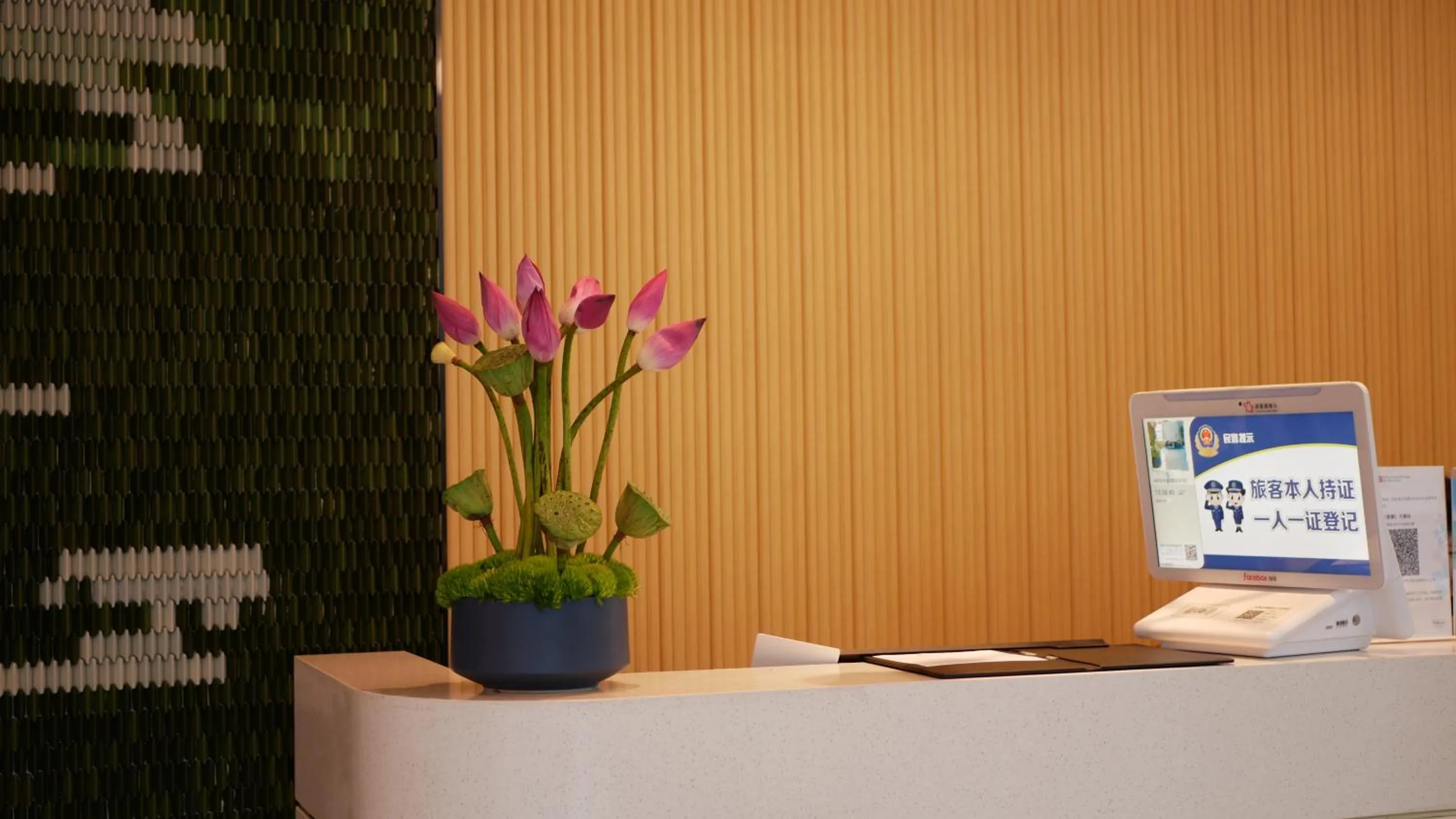 Lobby or reception in Hilton Garden Inn Shenzhen Airport,Enjoy 24-hour one way free delivery from hotel to Shenzhen Baoan Airport on the hour