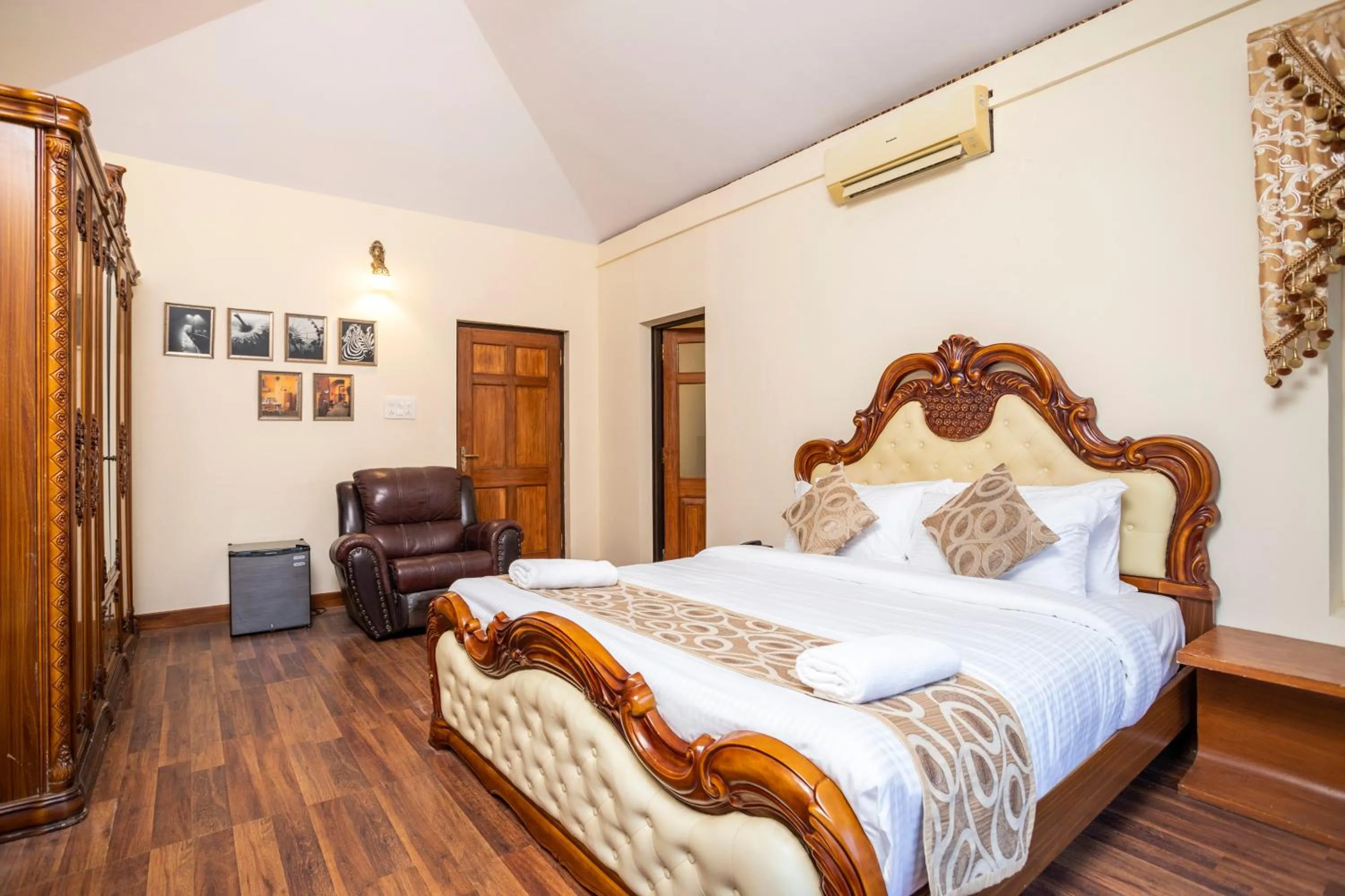 Bed in Stone Wood Riverfront Resort, Siolim