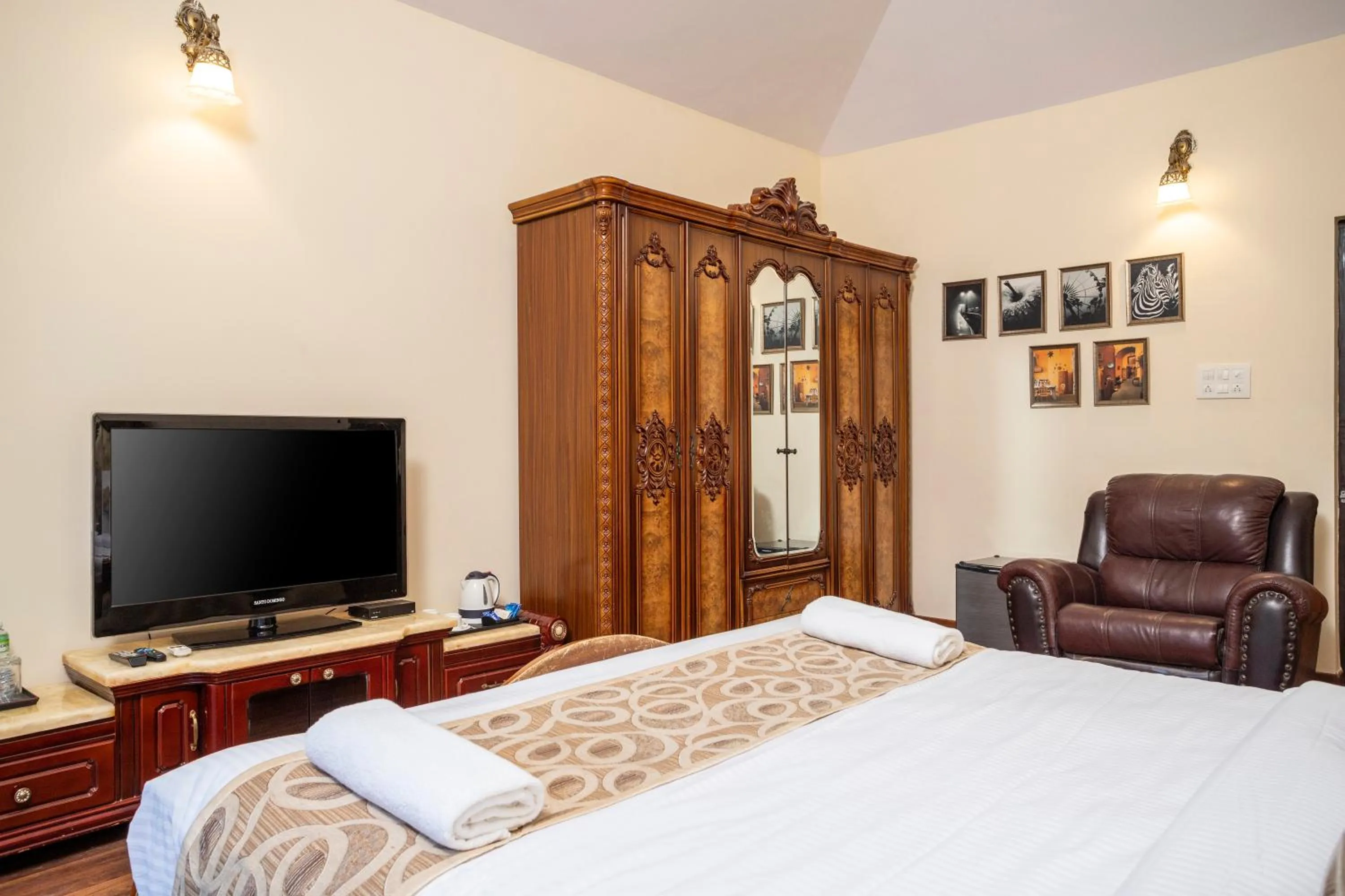 Bedroom, Bed in Stone Wood Riverfront Resort, Siolim