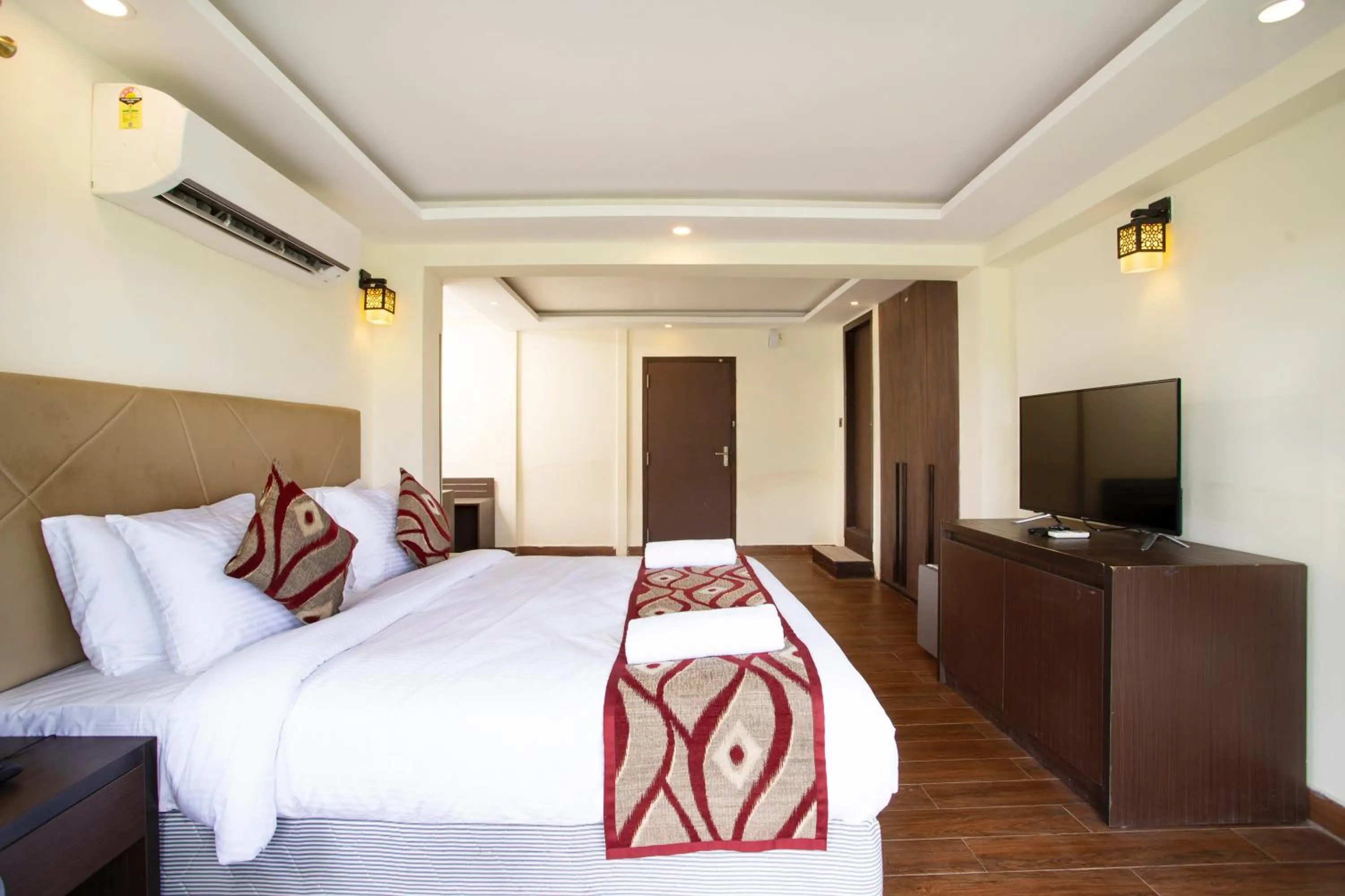 Bed in Stone Wood Riverfront Resort, Siolim