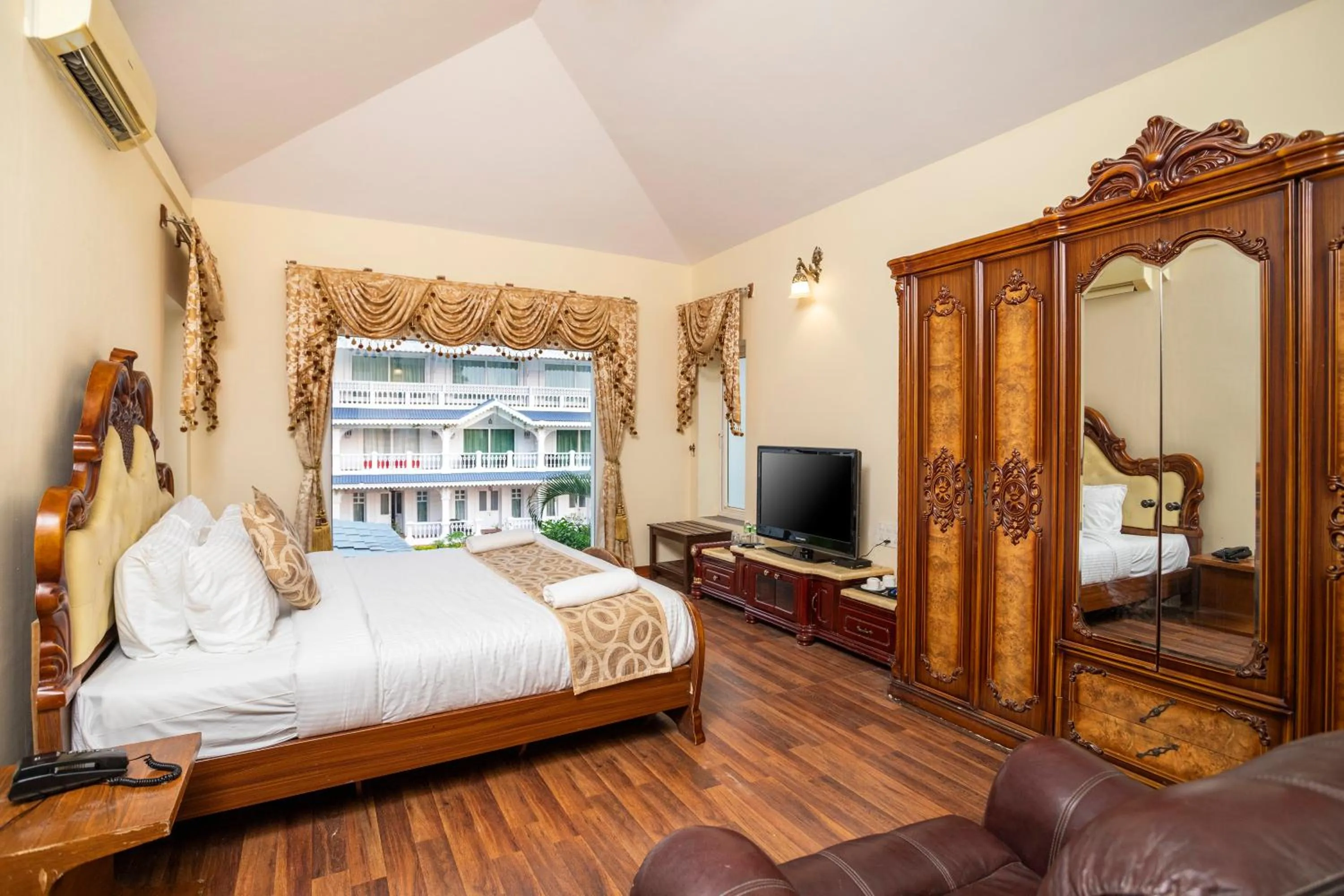 Photo of the whole room, Bed in Stone Wood Riverfront Resort, Siolim