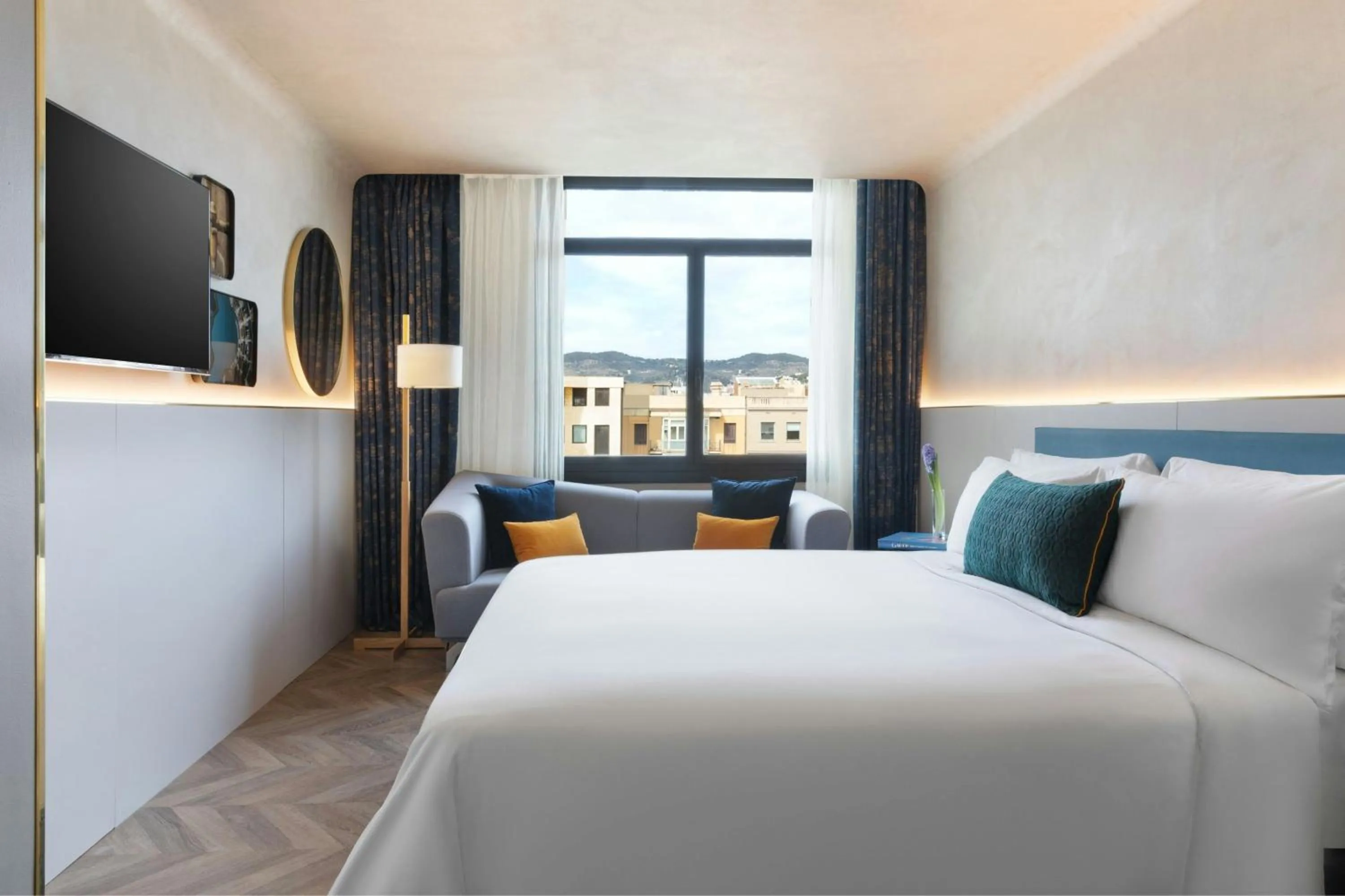 Photo of the whole room, Bed in Renaissance Barcelona Hotel