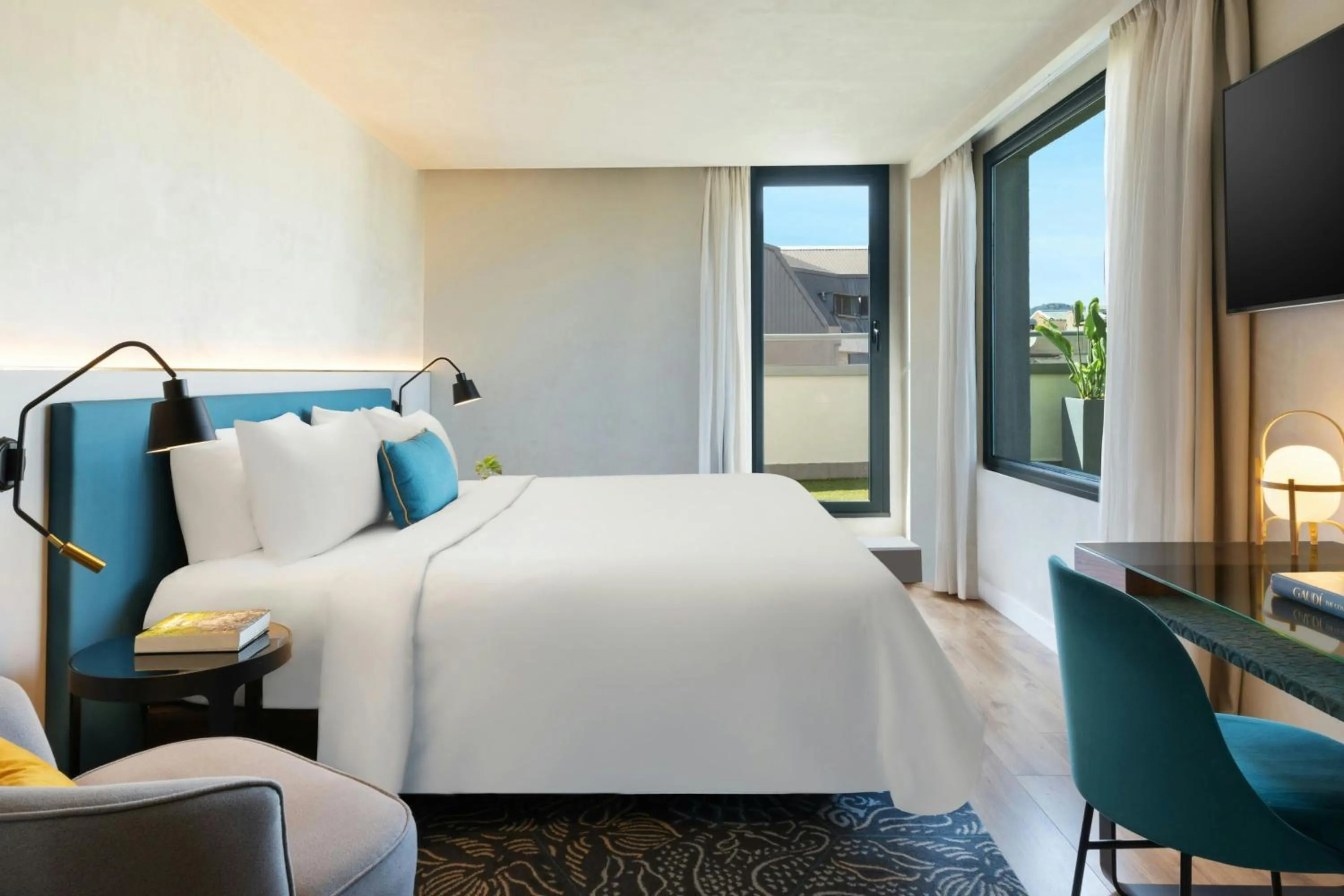 Photo of the whole room, Bed in Renaissance Barcelona Hotel