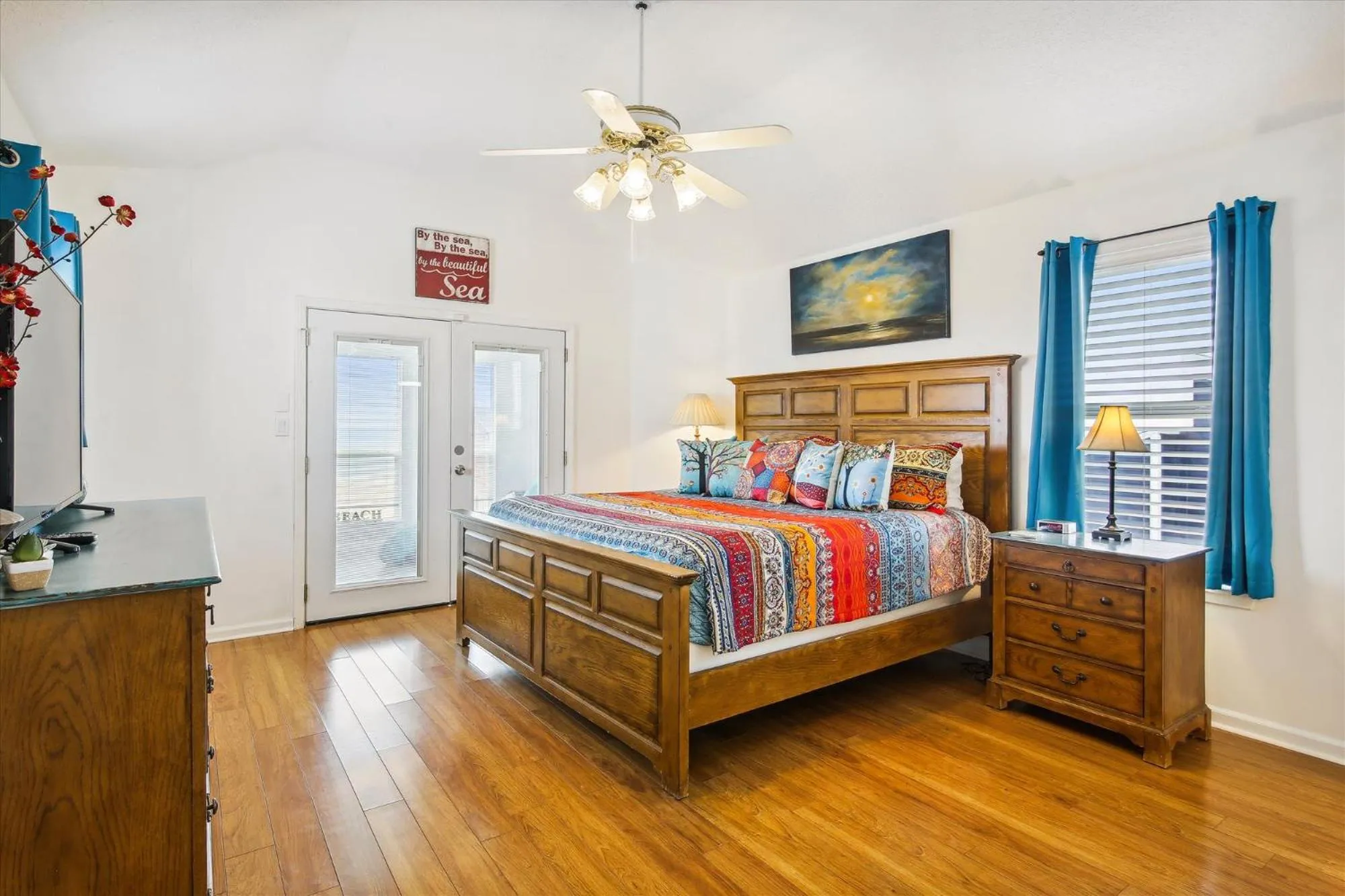 Property building, Bed in Pelican Path