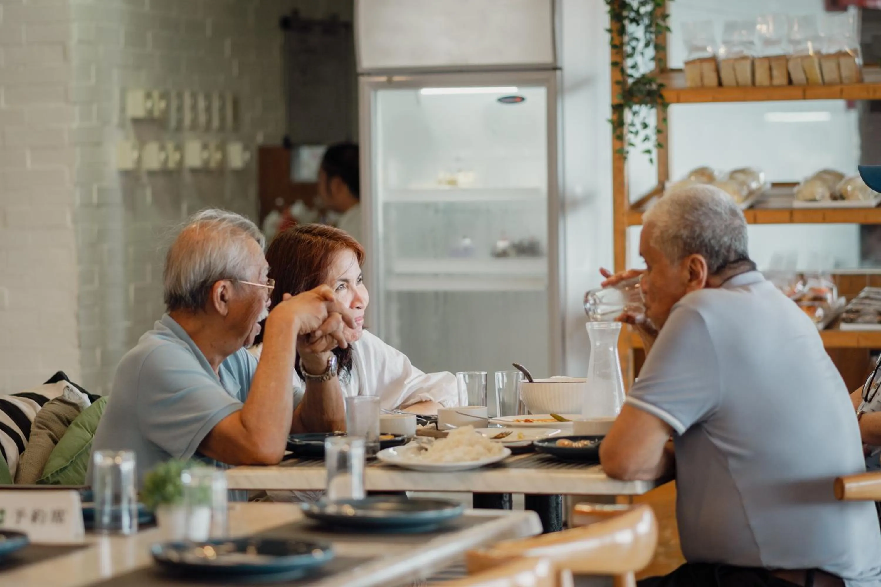 Restaurant/places to eat in Bay's Inn Resort