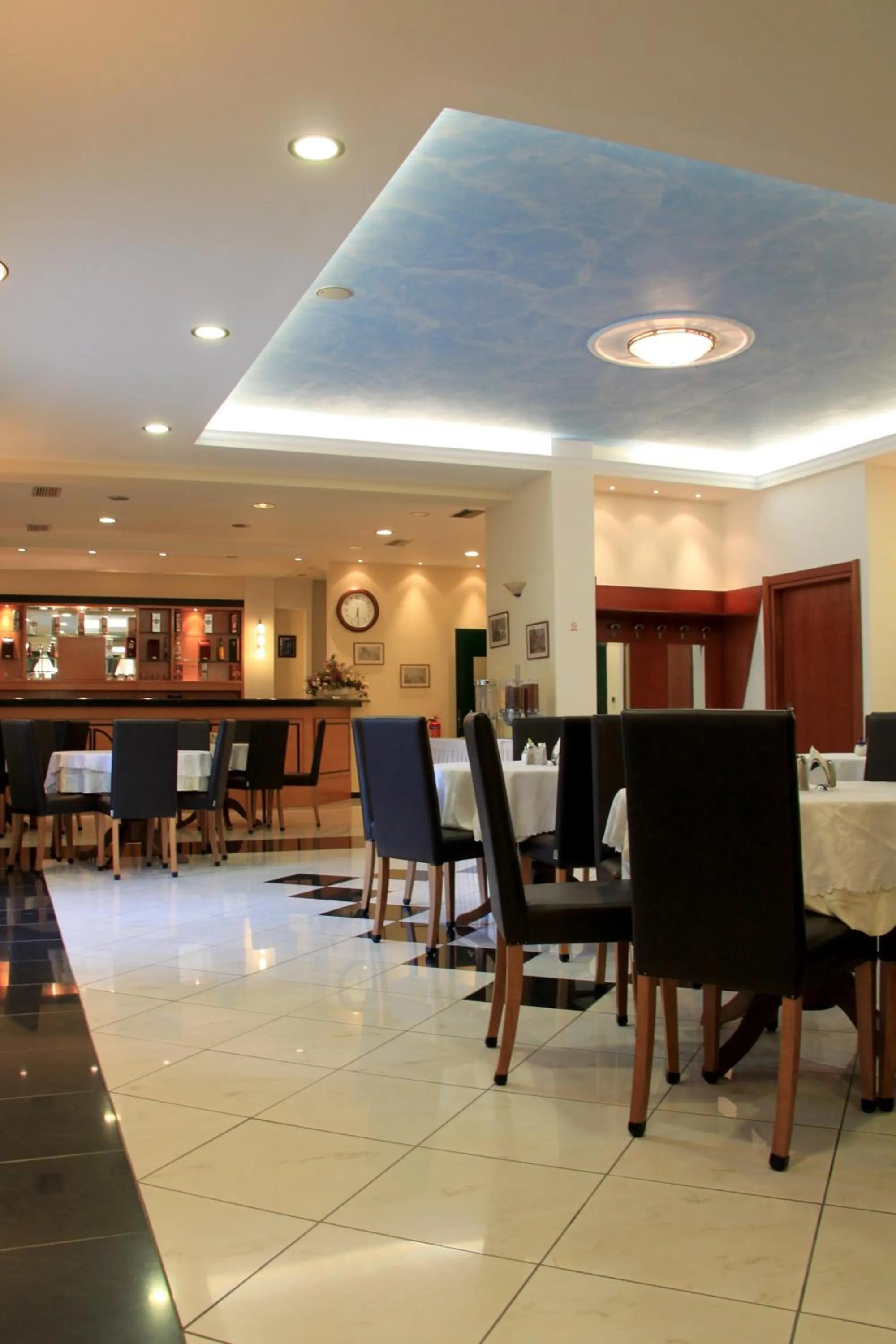 Restaurant/places to eat in Hotel Platon
