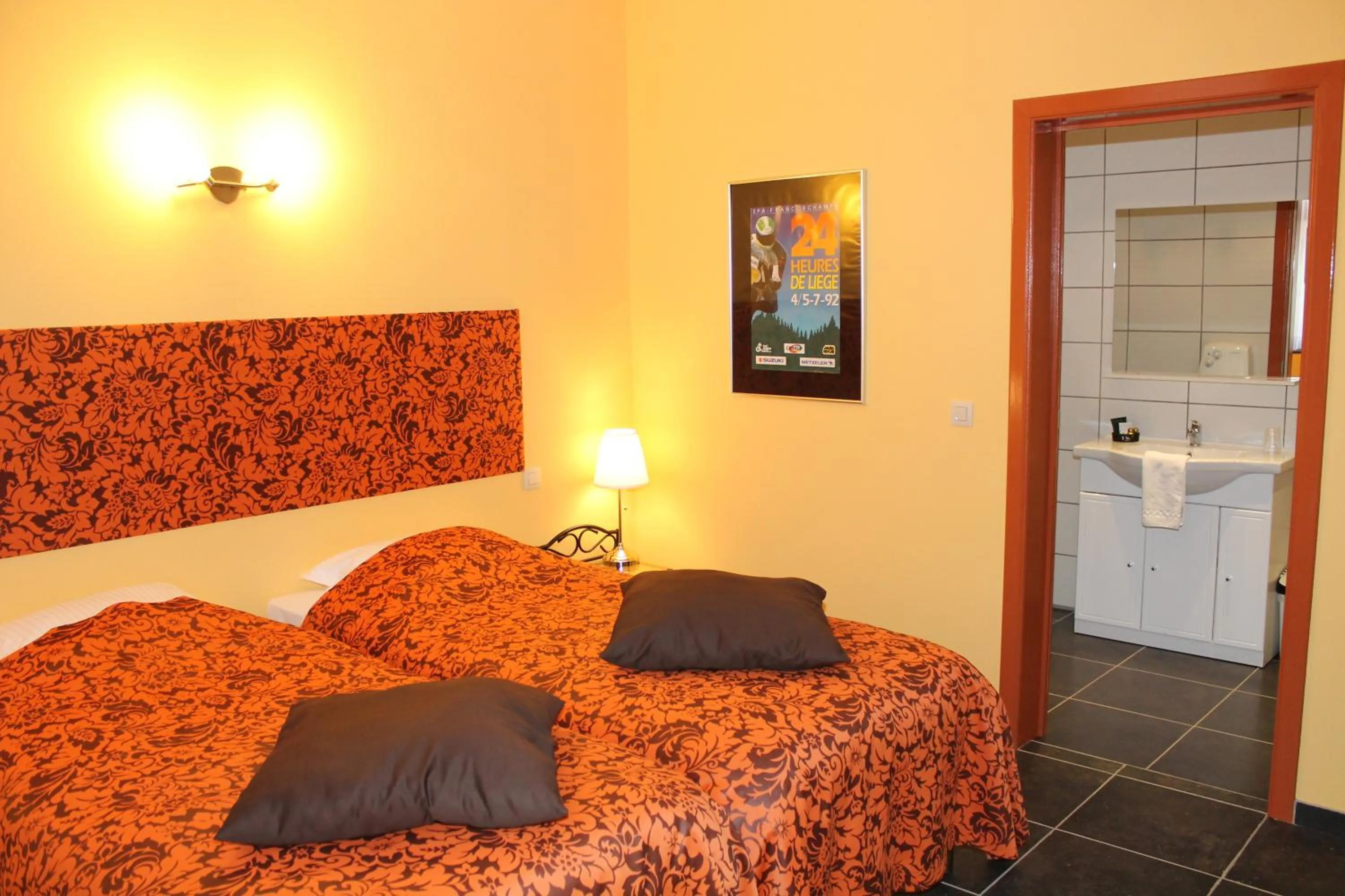 Bed in Hotel Le Relais de Pommard