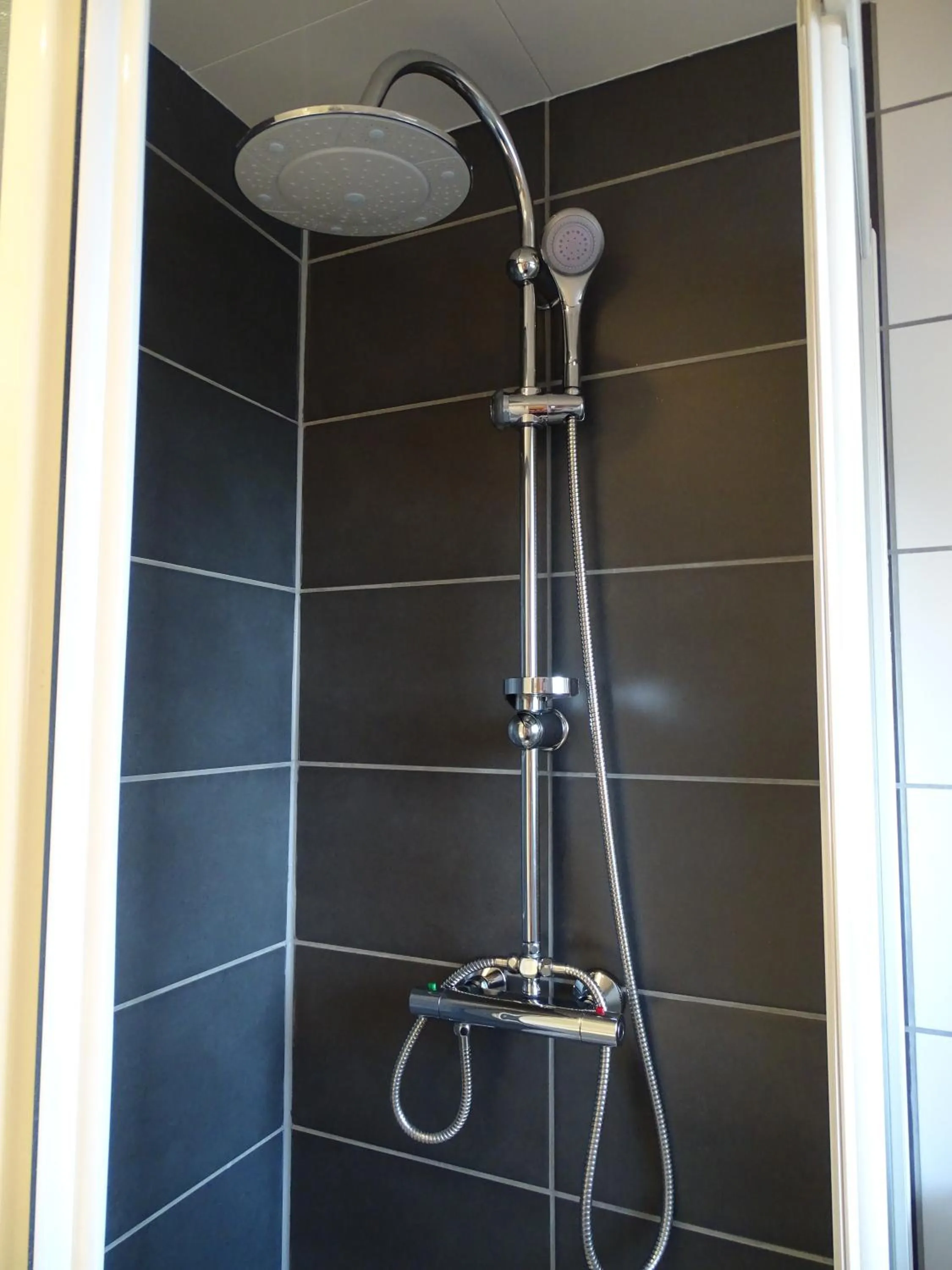 Shower in Hotel Le Relais de Pommard