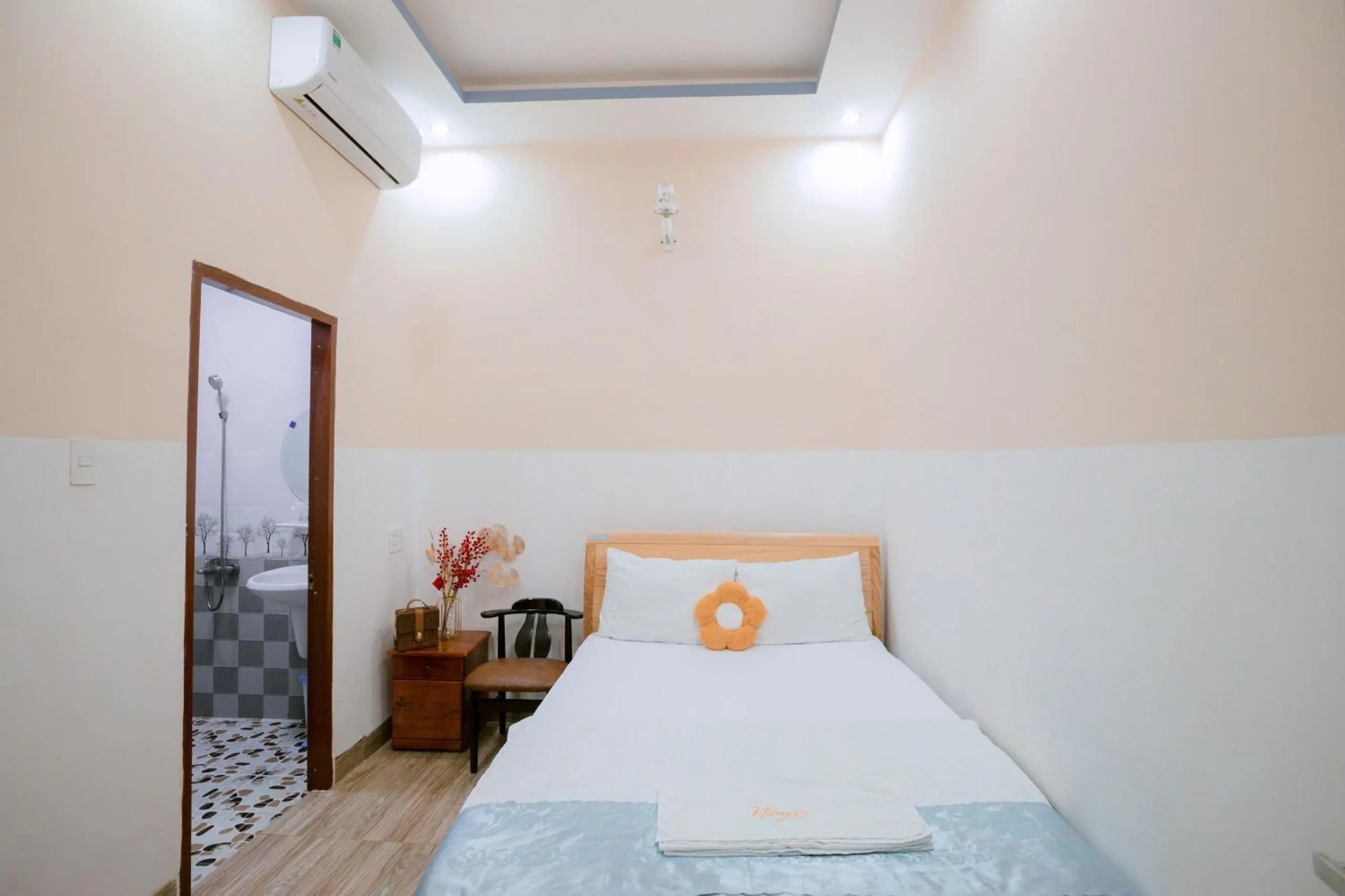 Photo of the whole room, Bed in Hotel Nắng
