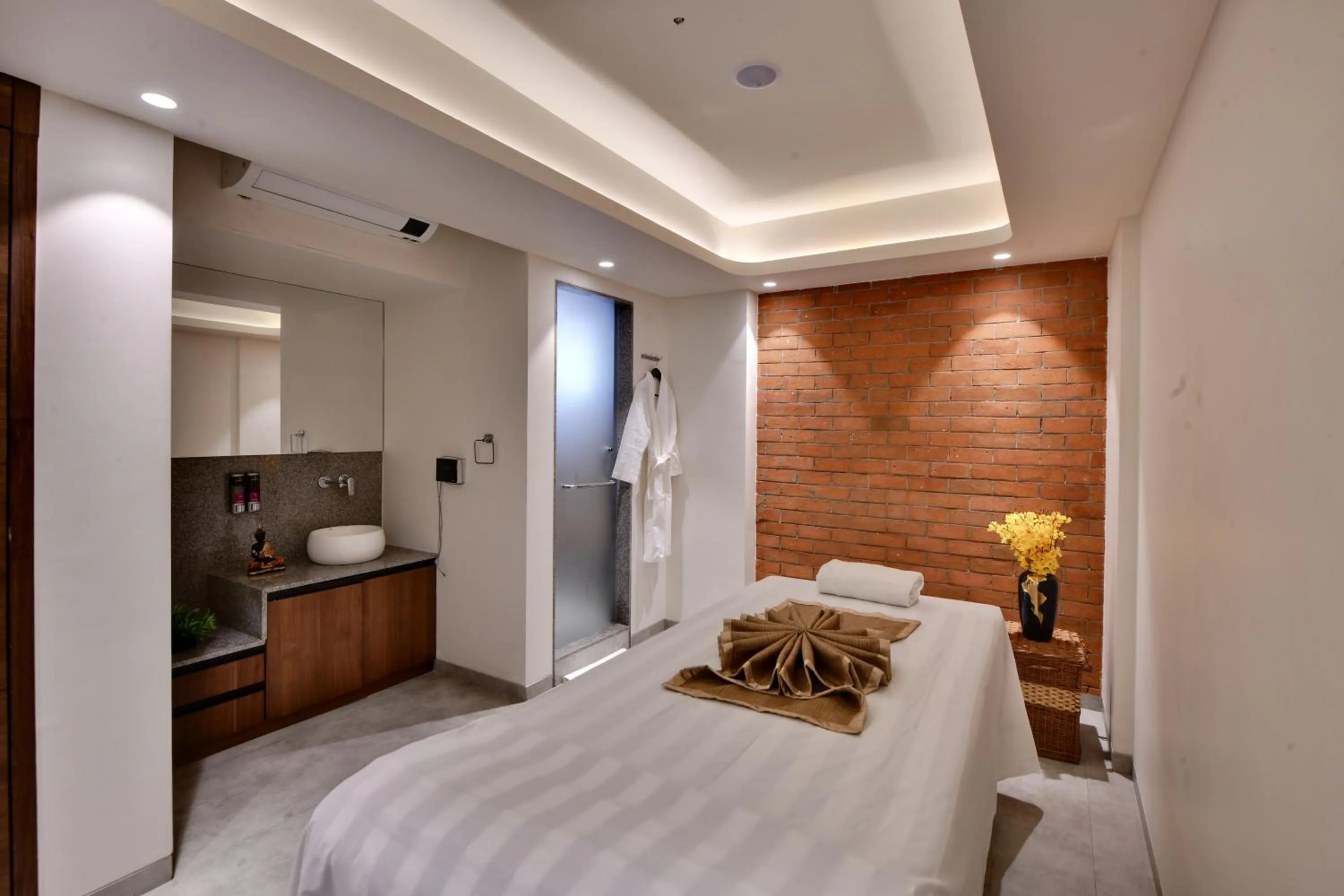 Spa and wellness centre/facilities, Bed in Regenta Fairlark Vadodara